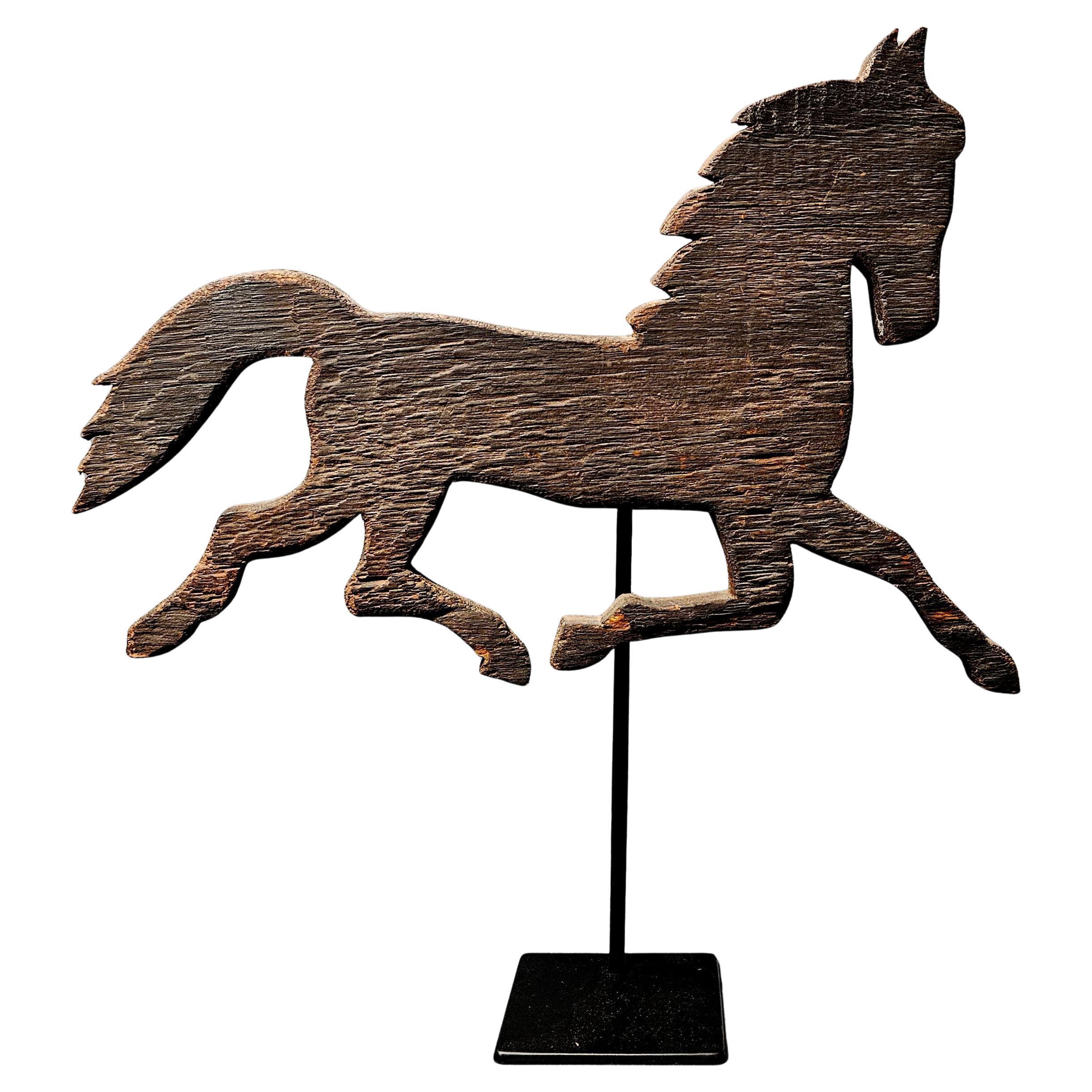 Fork Art Ornement en bois découpé représentant un cheval au trot avec peinture noire 19ème siècle en vente