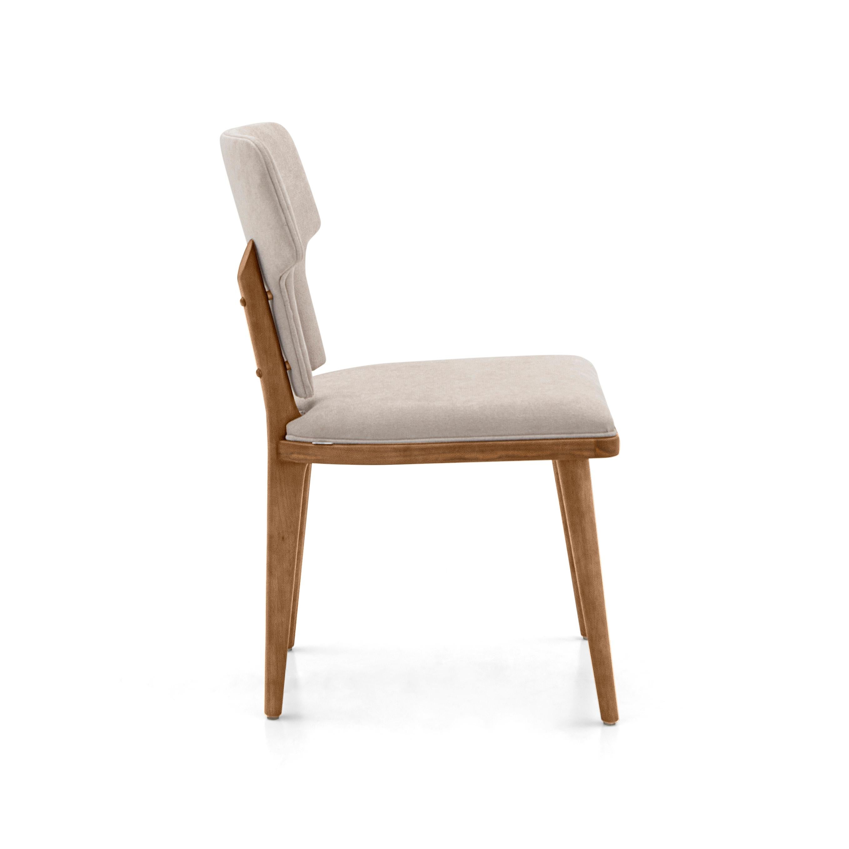 La chaise de salle à manger Fork a été fabriquée par notre équipe Uultis avec un tissu beige clair et une finition Uultis en bois de teck pour les pieds. Notre formidable équipe chez Uultis a pensé à chaque petit détail pour que cette chaise de