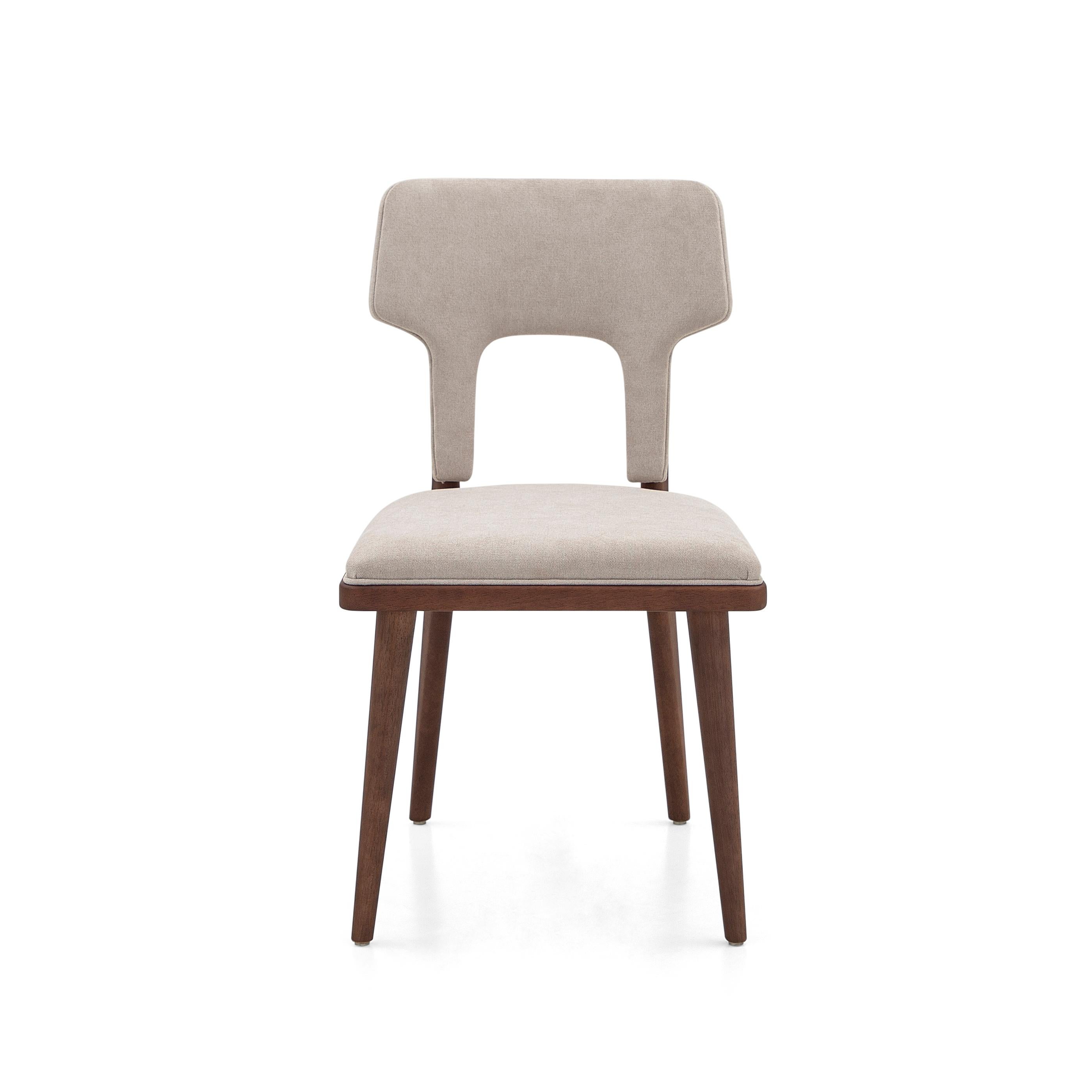 La chaise de salle à manger Fork a été fabriquée par notre équipe Uultis avec un tissu beige clair et une finition Uultis en bois de noyer pour les pieds. Notre formidable équipe chez Uultis a pensé à chaque petit détail pour que cette chaise de