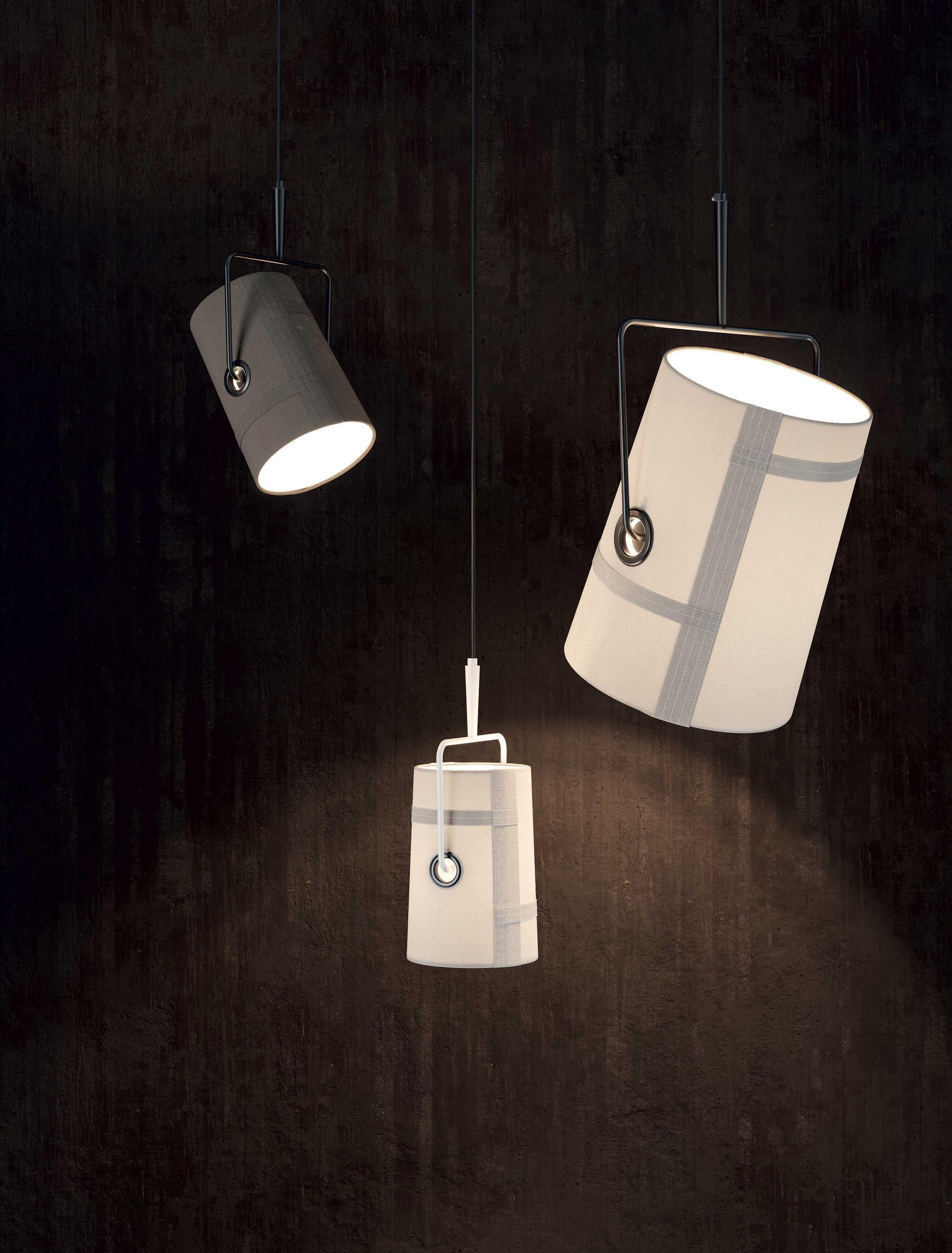 Comme lorsque vous allumez une lampe dans une tente de camping, la lumière à l'intérieur du diffuseur met en valeur la structure du patchwork et rehausse la texture de la toile avec des coutures visibles comme dans un jean.

Le diffuseur en coton de
