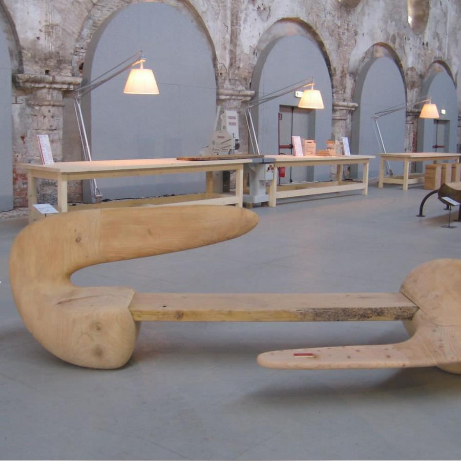 Banc en cèdre Forkala, conçu par Karim Rashid, fabriqué en Italie Neuf - En vente à Beverly Hills, CA