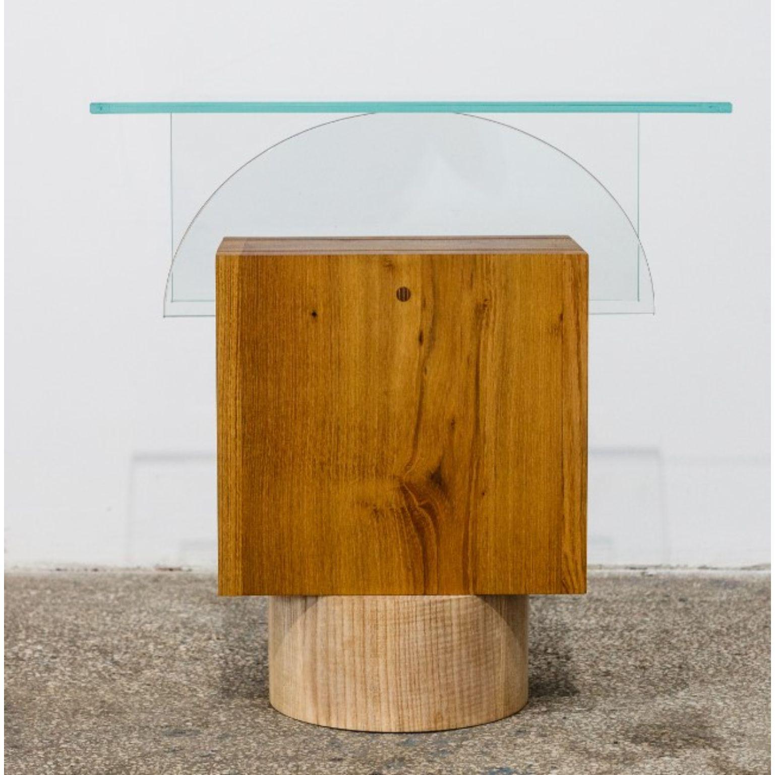 Form A 6 di Radu Abraham
Una serie limitata di 10 esemplari, attualmente al n. 2.
Materiali: Legno di acacia, legno di frassino, vetro
Dimensioni: 45 x 25 x 46 cm

Testa del totem. Un cilindro corto in legno di frassino sul fondo e un volume in