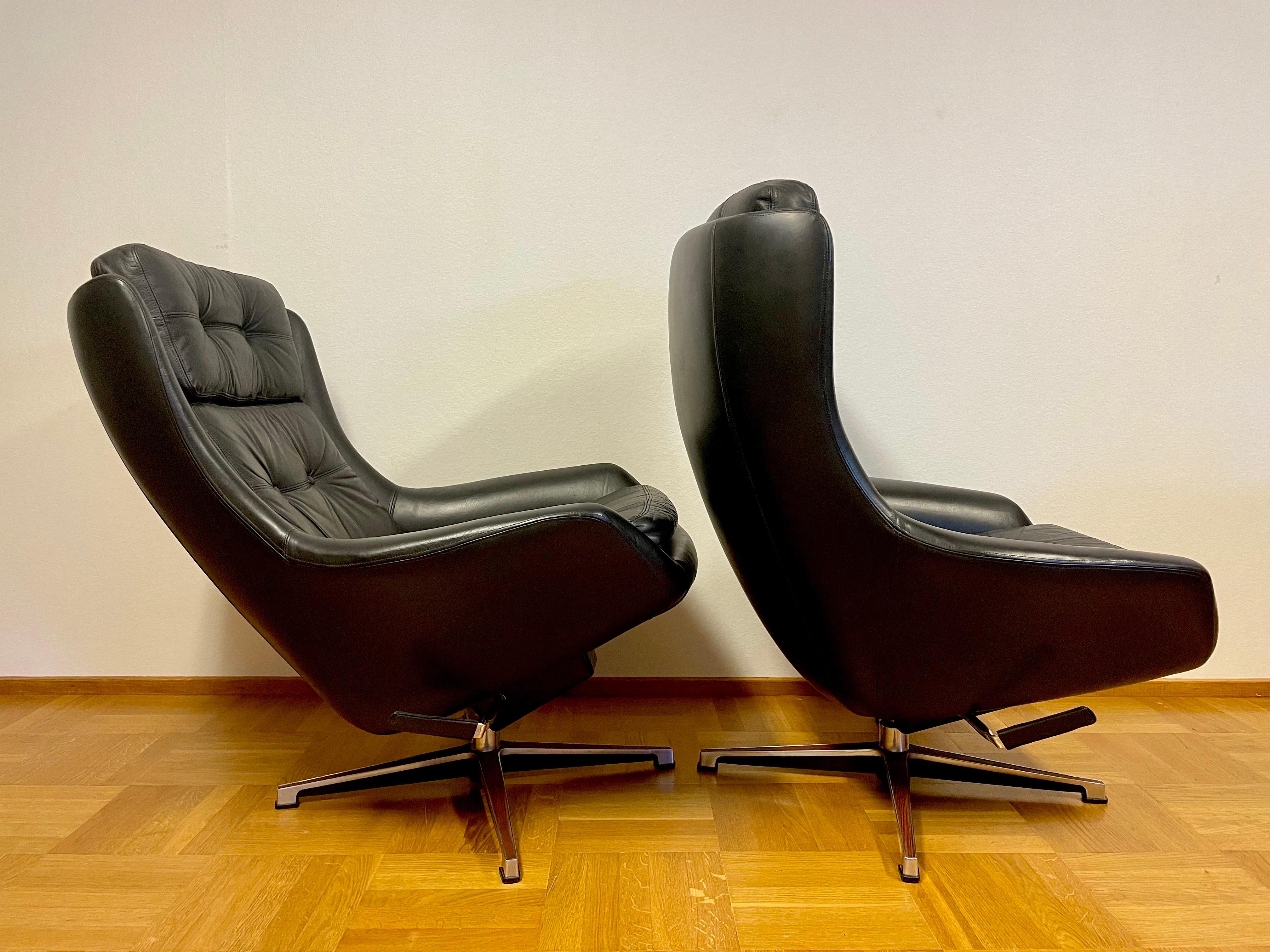 “Form 7” Swivel Chair in leather by Alf Svensson and Yngvar Sandström for Dux For Sale 1