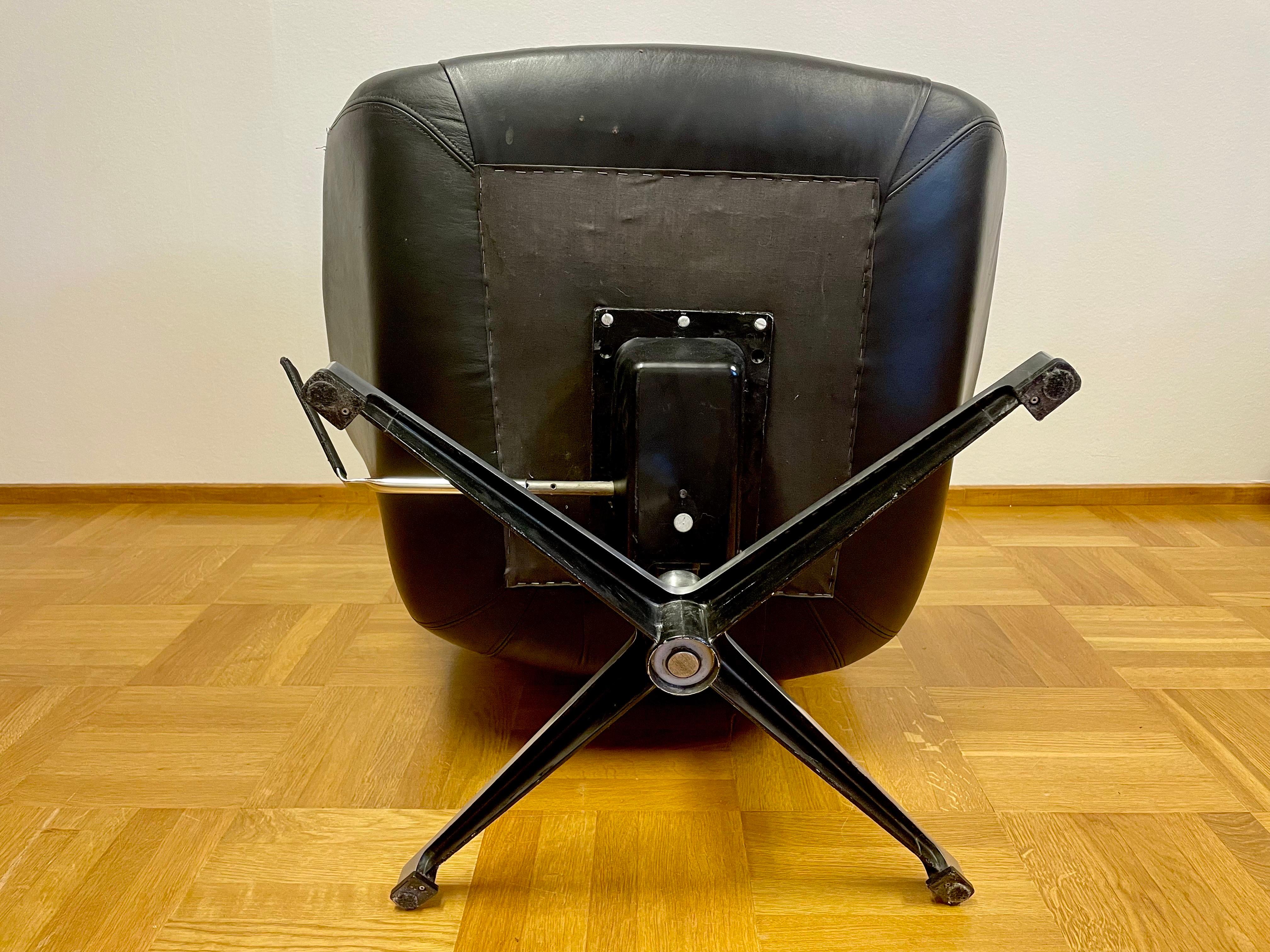 “Form 7” Swivel Chair in leather by Alf Svensson and Yngvar Sandström for Dux For Sale 5
