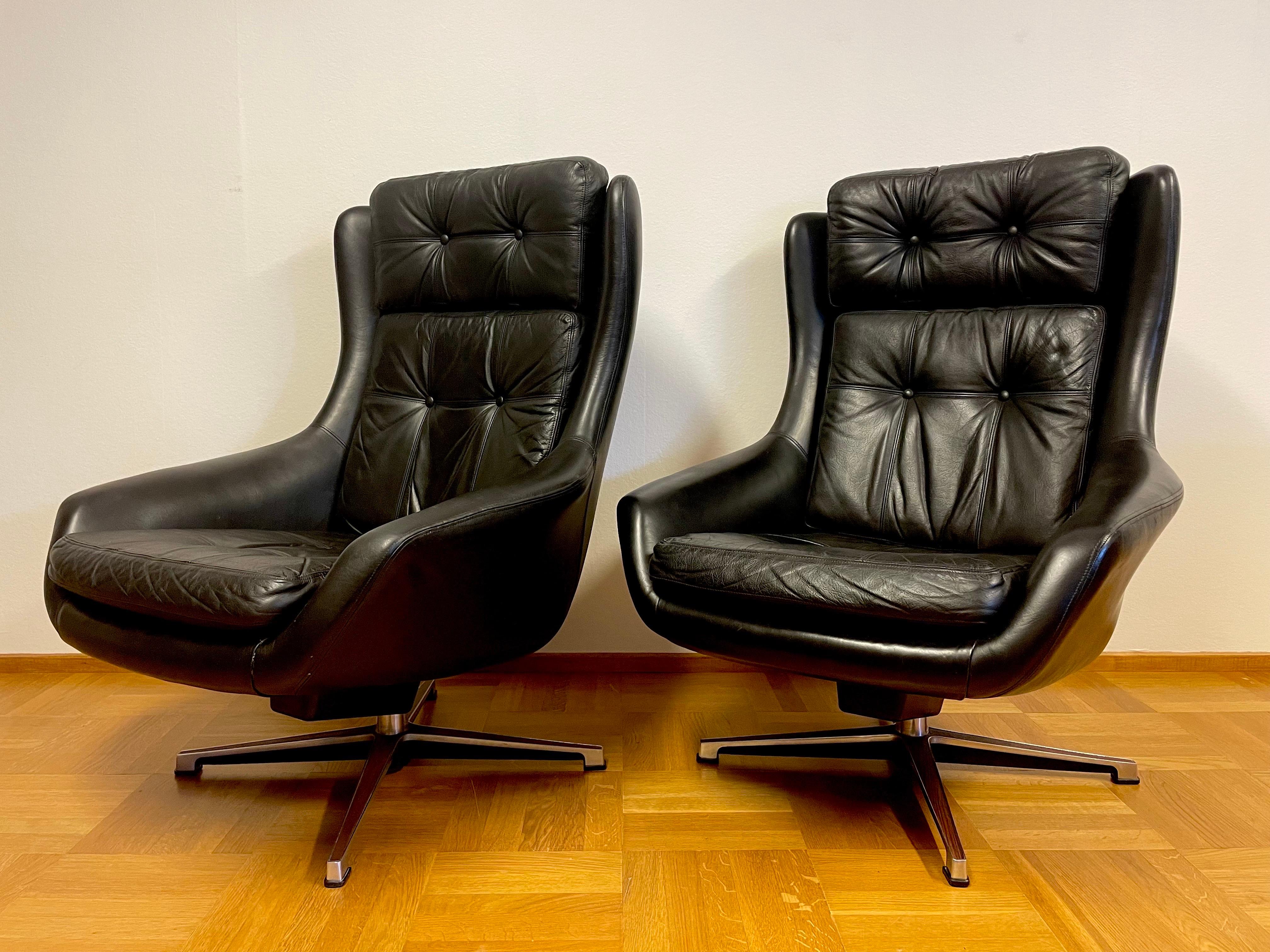 This is the pair of “Form 7” swivel chairs designed by Alf Svensson and Yngvar Sandström from Swedish Dux. 

It comes in black soft leather with three loose button stapled cushions. Beside the spin function there’s also a tilt function, lockable in