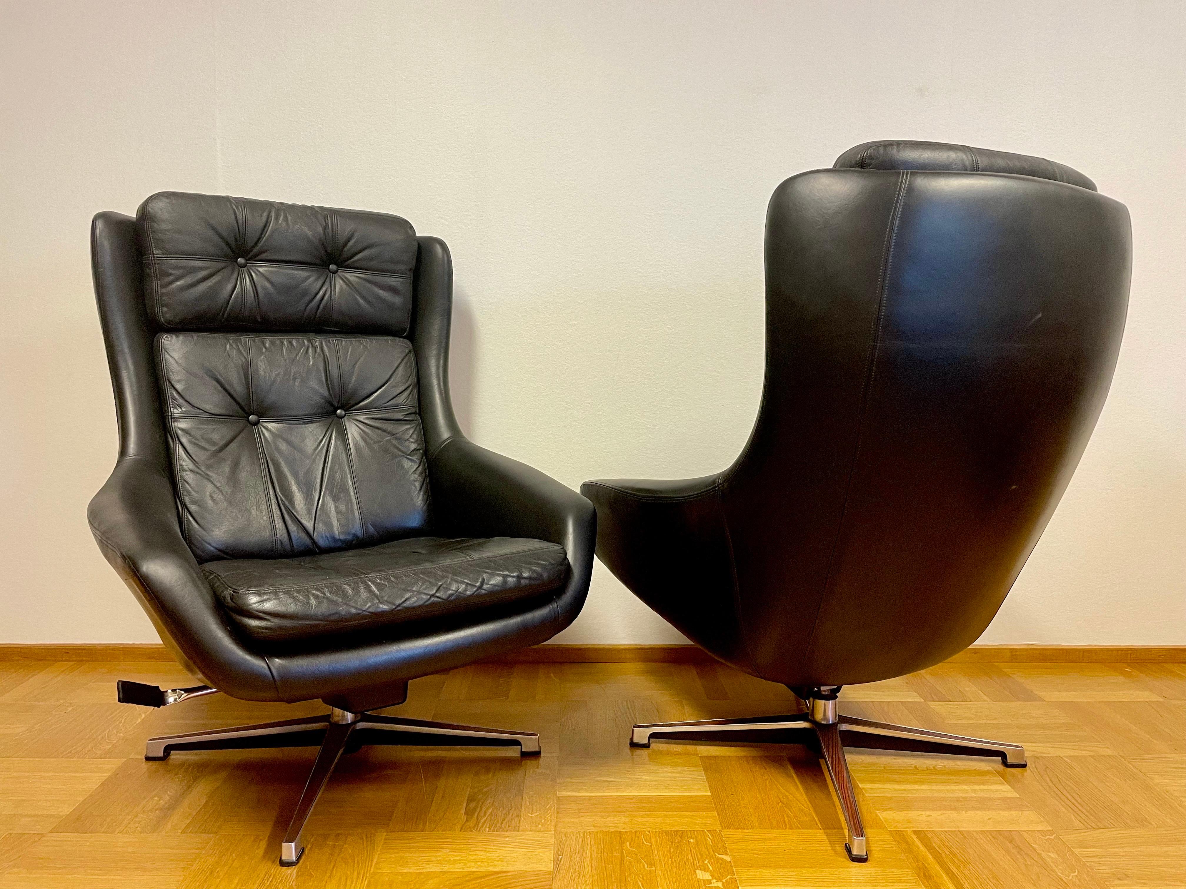 Swedish “Form 7” Swivel Chair in leather by Alf Svensson and Yngvar Sandström for Dux For Sale
