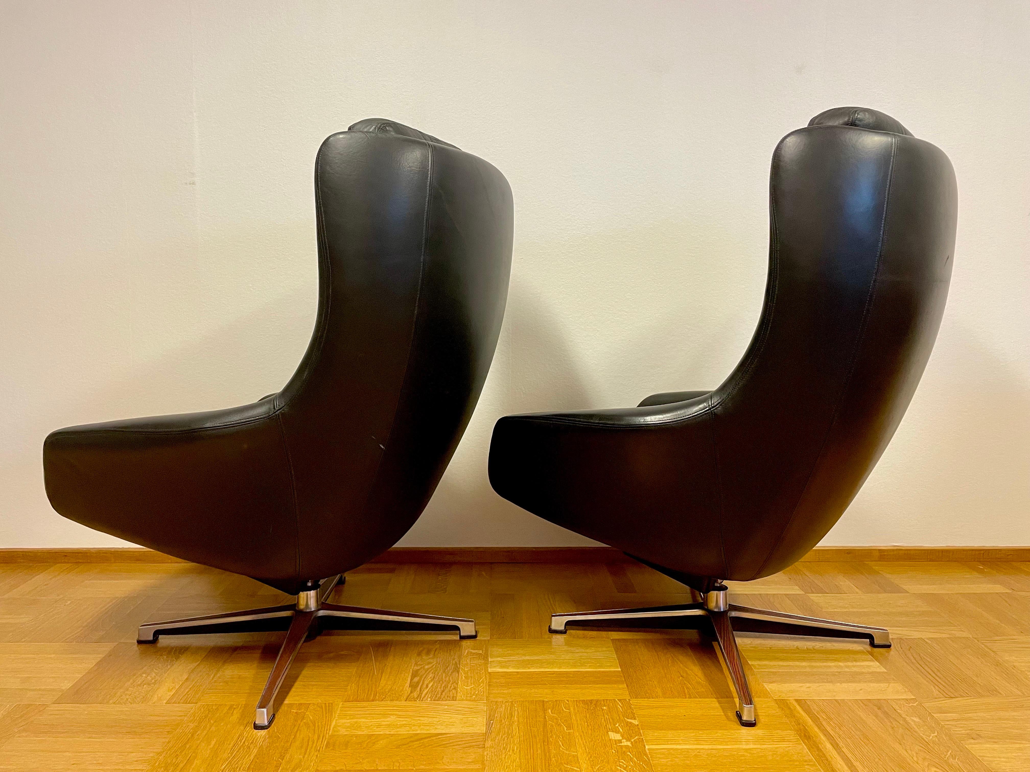 “Form 7” Swivel Chair in leather by Alf Svensson and Yngvar Sandström for Dux In Good Condition For Sale In Örebro, SE