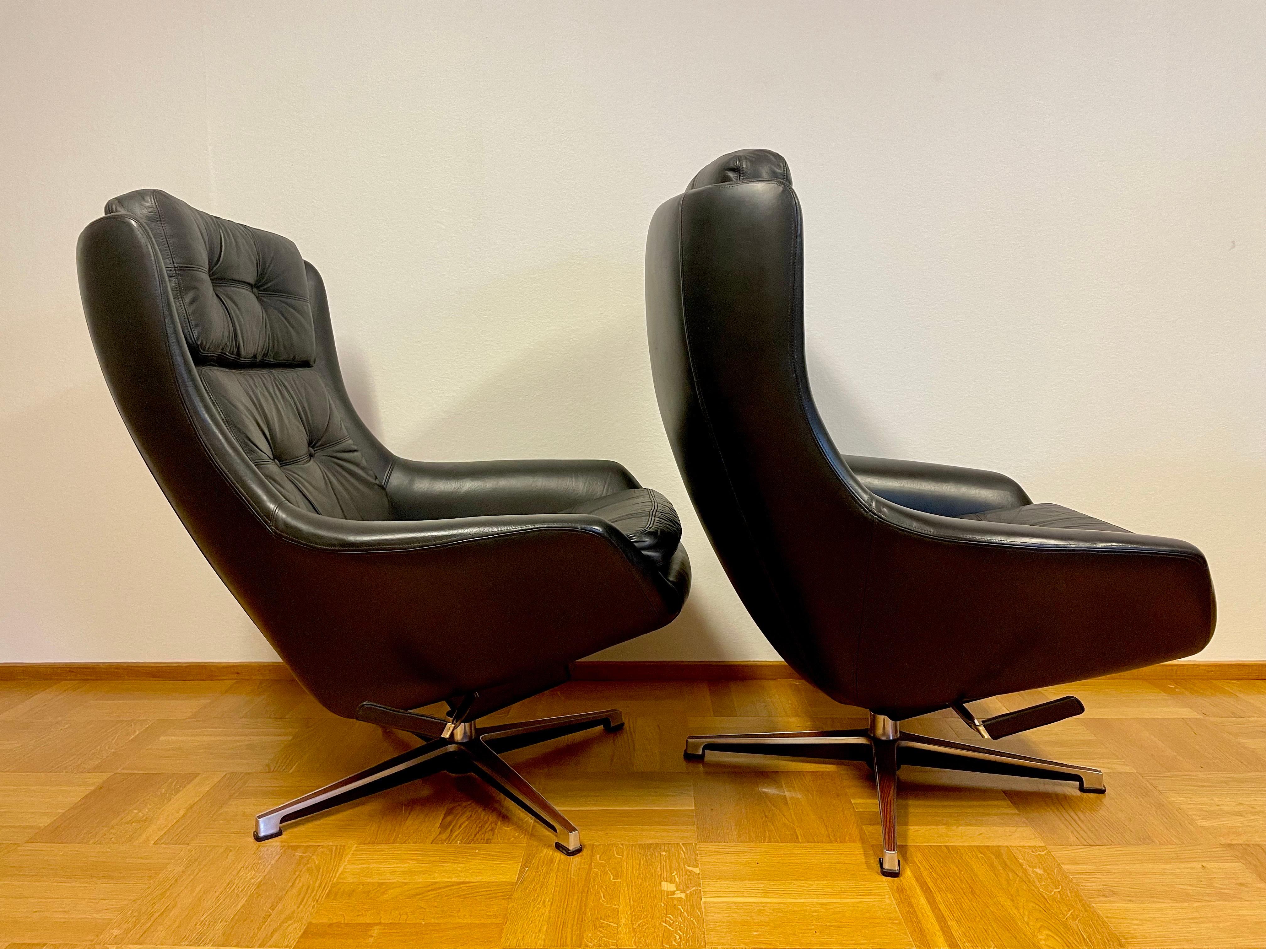 Metal “Form 7” Swivel Chair in leather by Alf Svensson and Yngvar Sandström for Dux For Sale