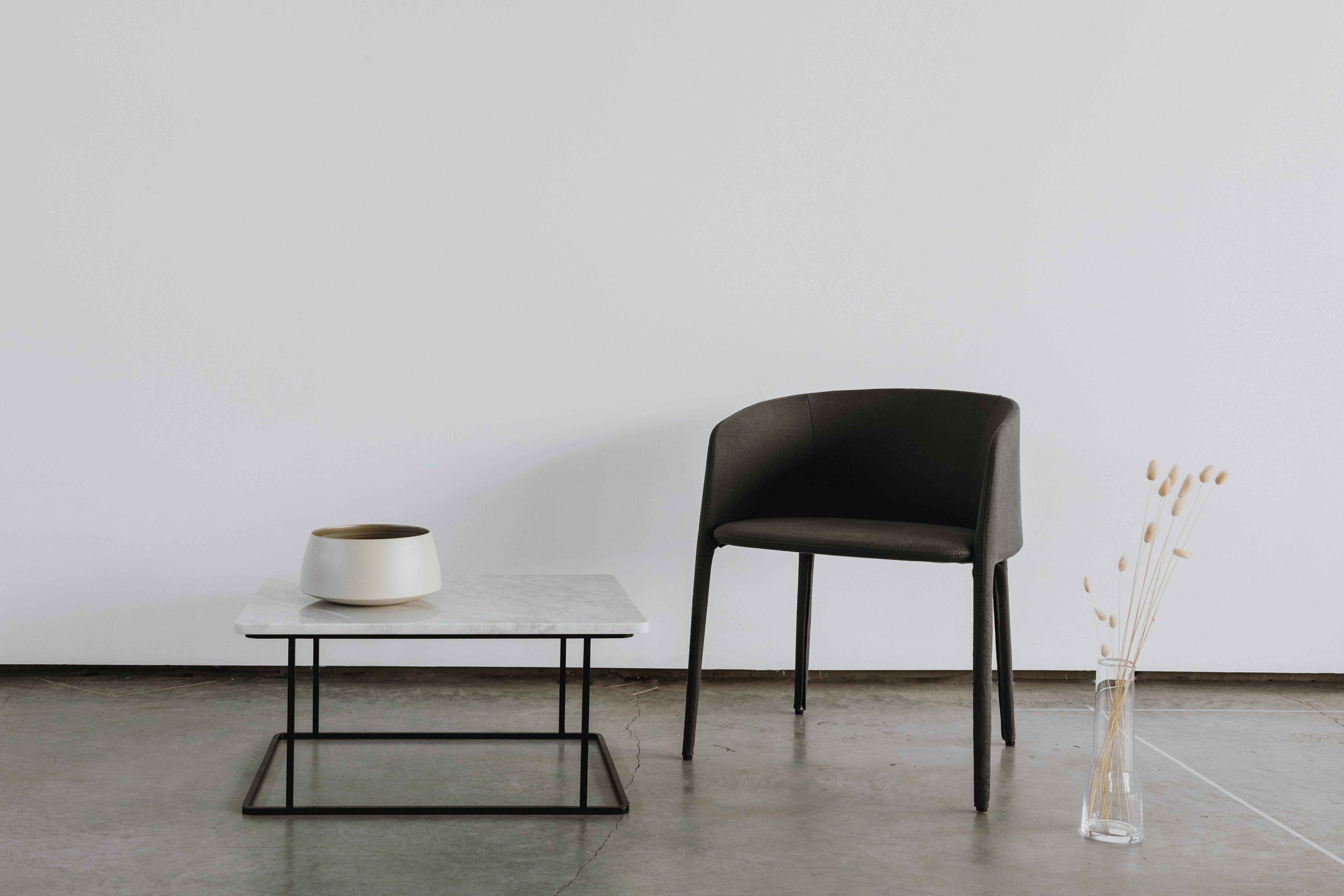 FORM-B is one of the 3 coffee tables in the FORM collection. The top is made of light-coloured Carrara marble, and it is placed directly on a powder-coated steel frame. The entire table – both the top and the steel base – is rounded because it was