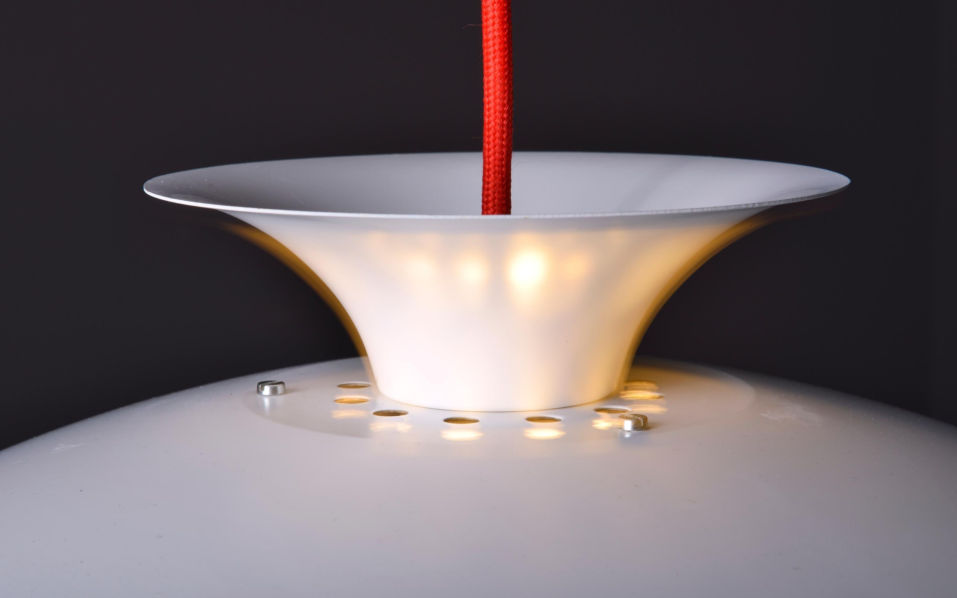Danese Form Light 1970 Lampada a sospensione in alluminio laccato bianco, Danimarca in vendita