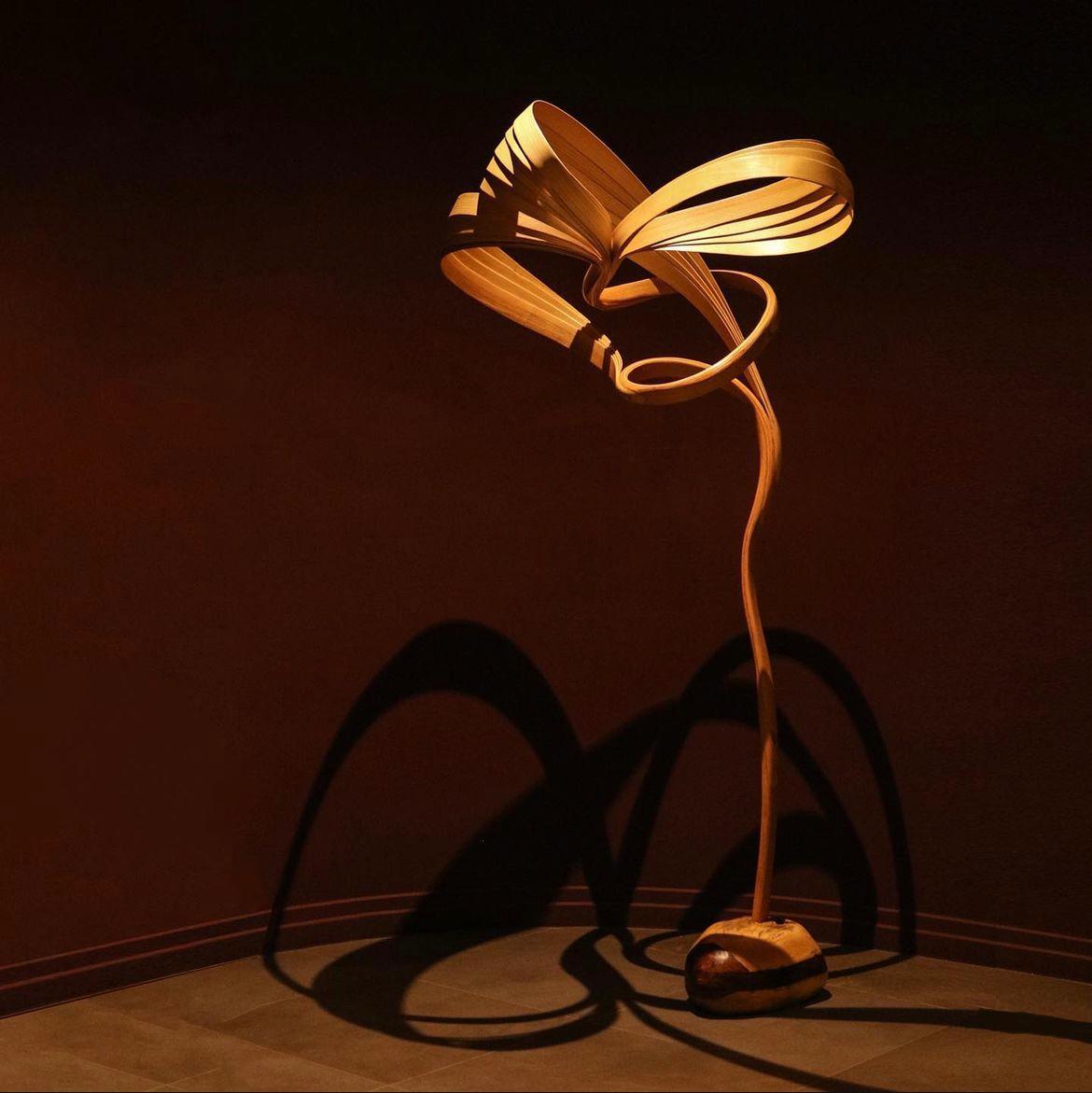 La scultura mostra il flusso del legno, l'emersione e la riduzione del legno pur mantenendo una forma organica. 

Le Forme sono dirette a esplorare le tecniche di lavorazione utilizzate dallo Studio A nella loro forma più pura; pertanto i pezzi sono