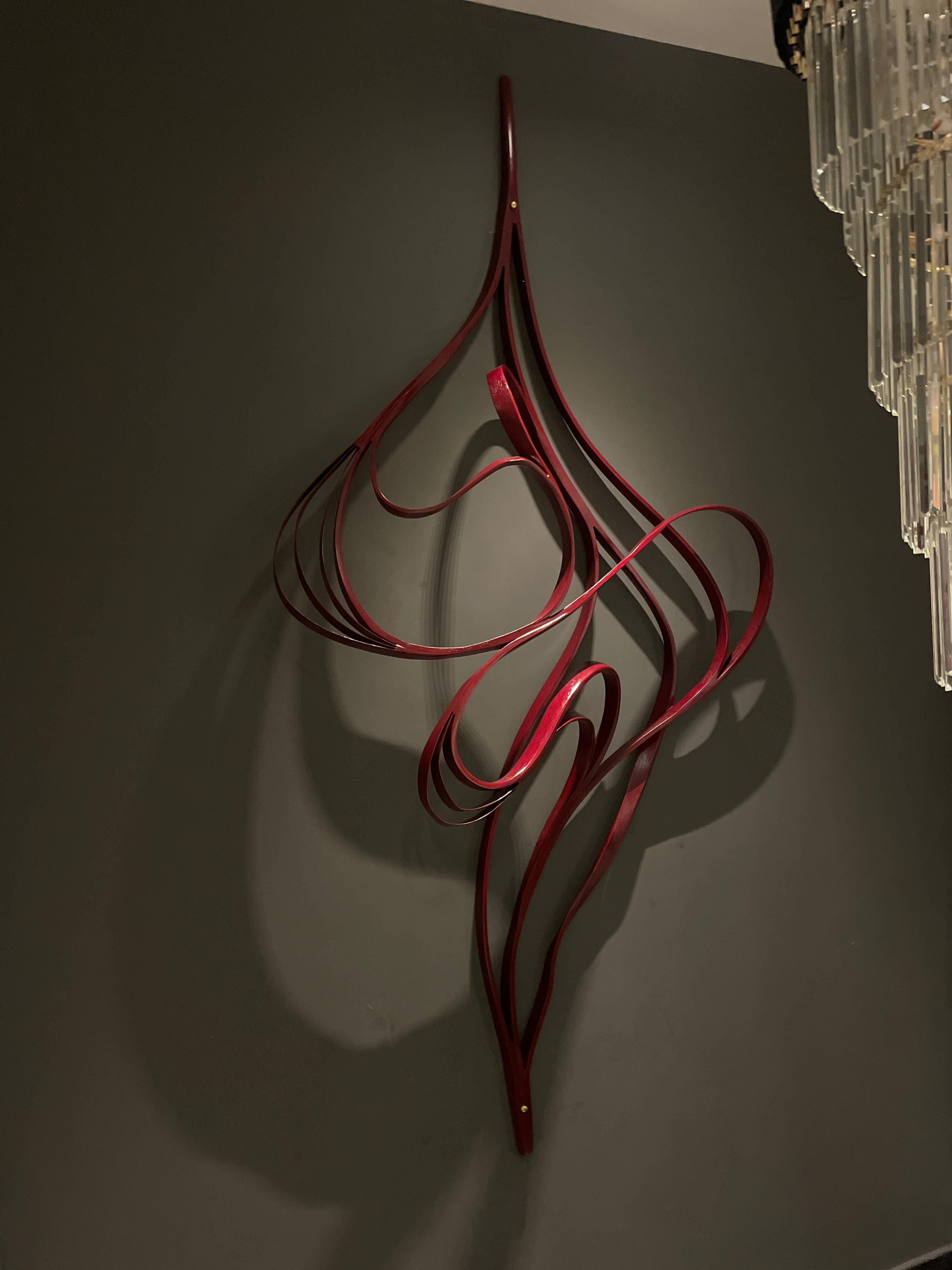 Organique Forme n° 8 de la série Vrksa de Raka Studio - Sculpture murale en bois de chêne rouge en vente
