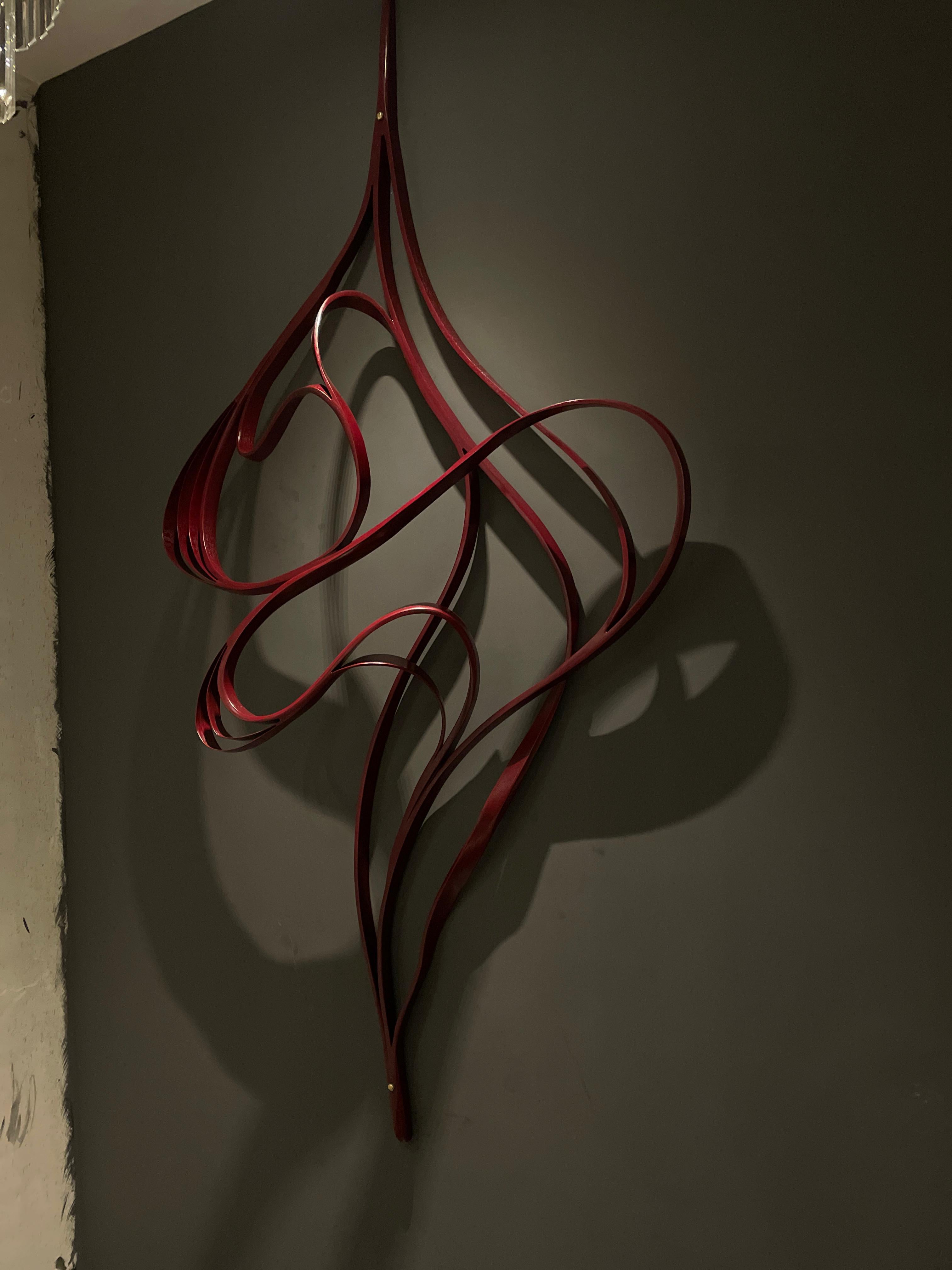 Chêne Forme n° 8 de la série Vrksa de Raka Studio - Sculpture murale en bois de chêne rouge en vente