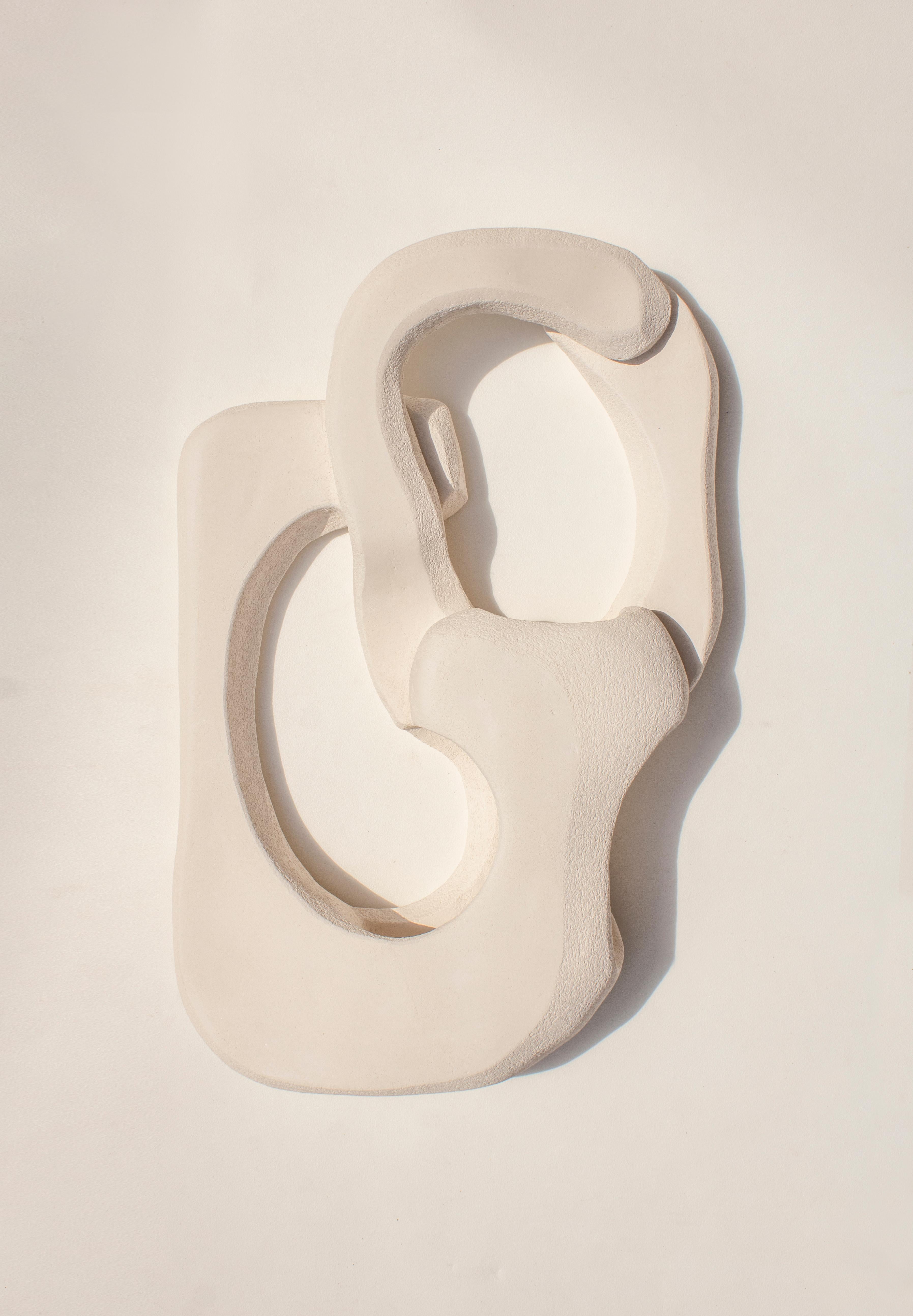 Form No.004 ist eine skulpturale Keramiklampe aus der Forms Collection'S. Die abstrakten Konturen und die organische Form der Leuchte bilden einen fesselnden Blickfang in jedem Raum, während die biskuit gebrannte Oberfläche Tiefe und Wärme verleiht.