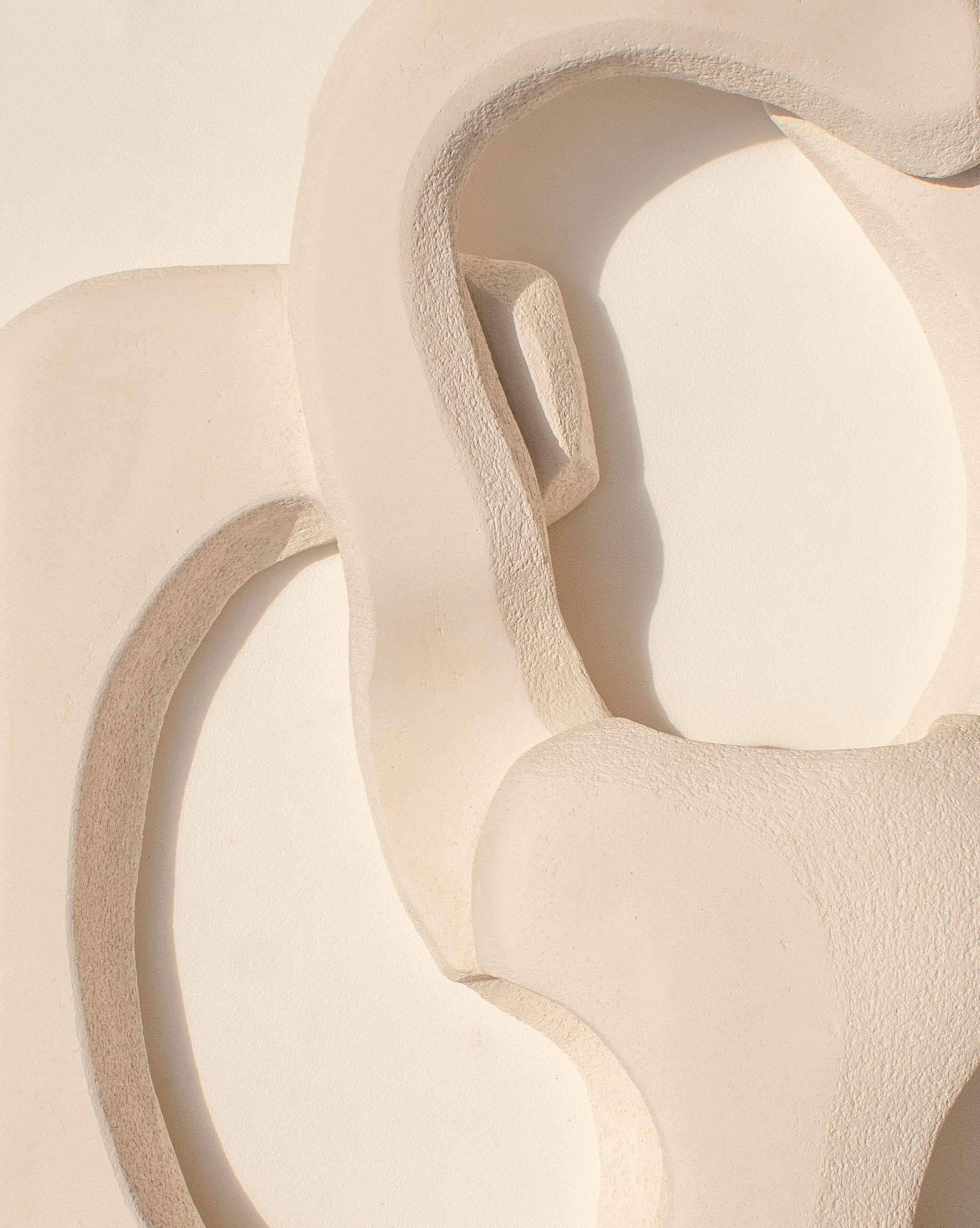 Zeitgenössische Wandleuchte aus Keramik, handgefertigt, skulpturale Leuchte „Form no_004“ von AOAO (Organische Moderne) im Angebot