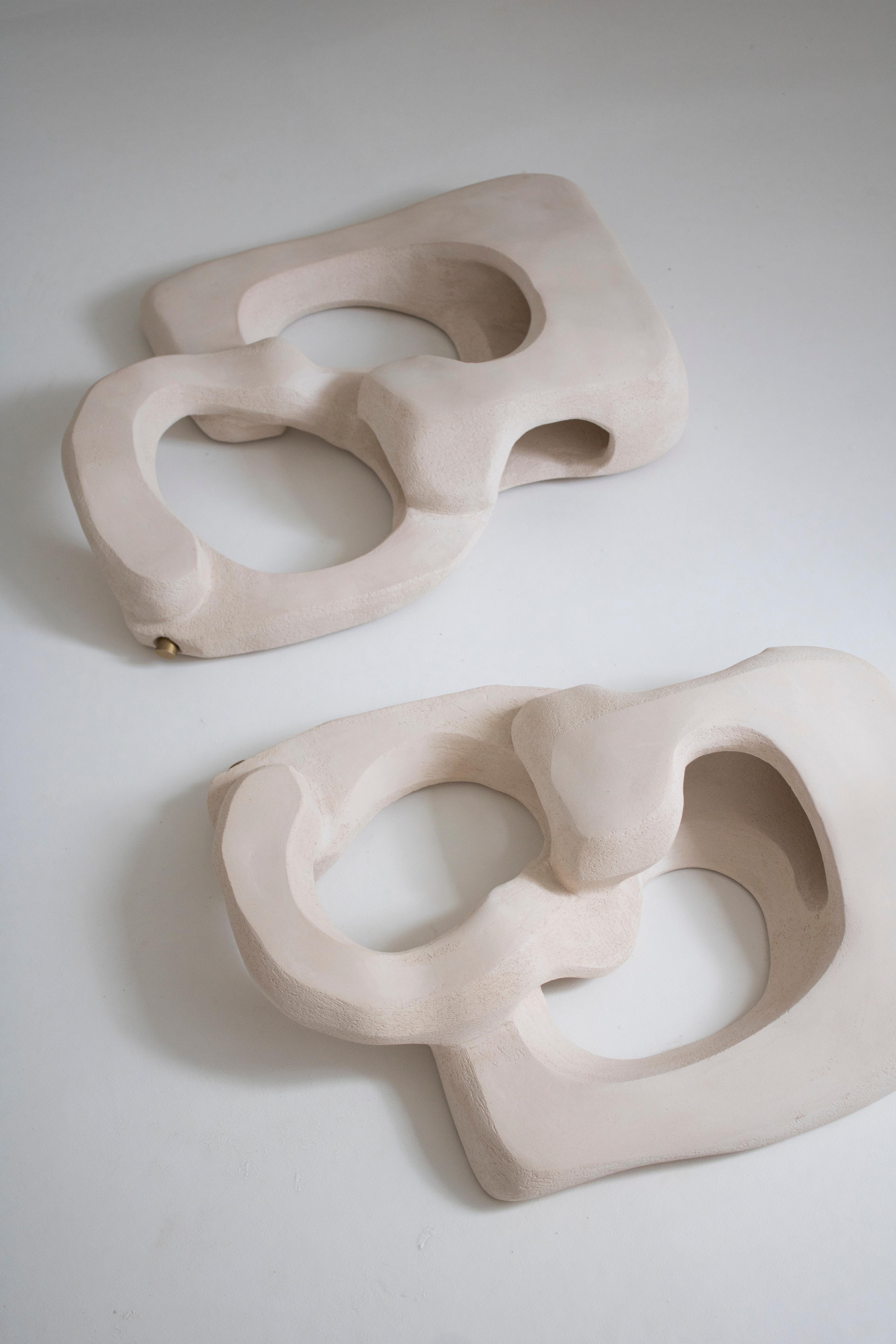 Zeitgenössische Wandleuchte aus Keramik, handgefertigt, skulpturale Leuchte „Form no_004“ von AOAO (Niederländisch) im Angebot
