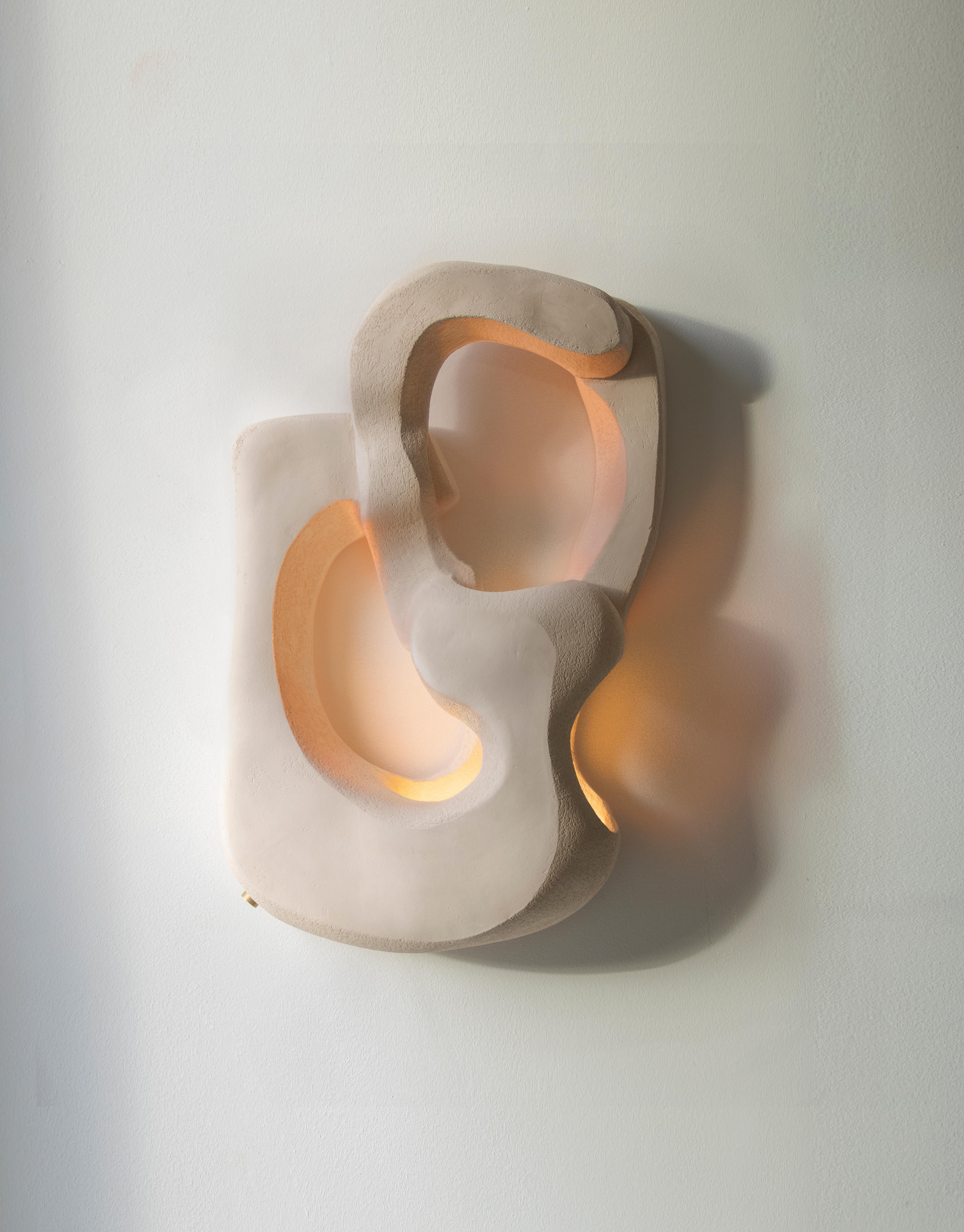 Zeitgenössische Wandleuchte aus Keramik, handgefertigt, skulpturale Leuchte „Form no_004“ von AOAO (Unglasiert) im Angebot
