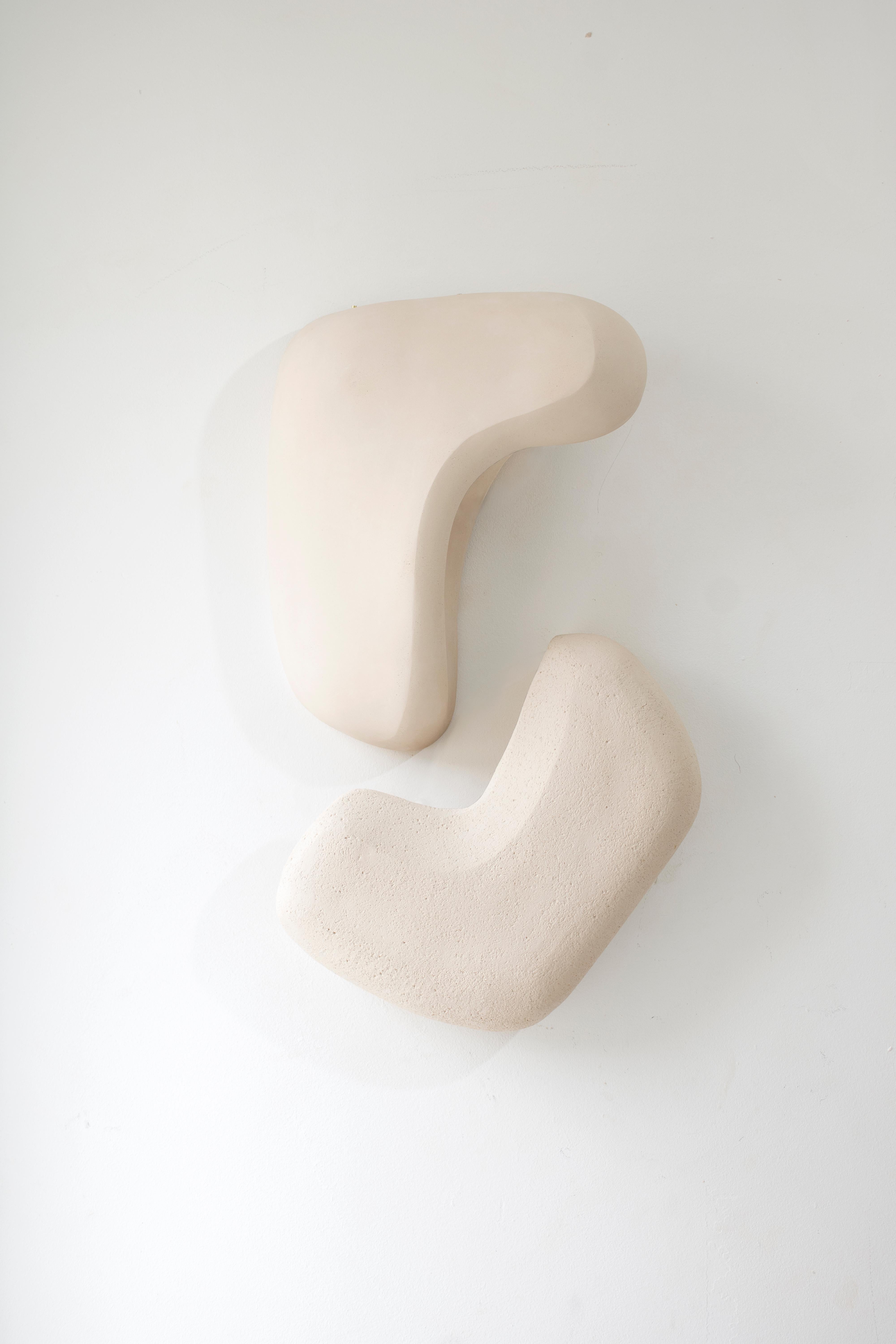 Zeitgenössische Wandleuchte aus Keramik, handgefertigt, skulpturale Leuchte „Form no_007“ von AOAO (Organische Moderne) im Angebot