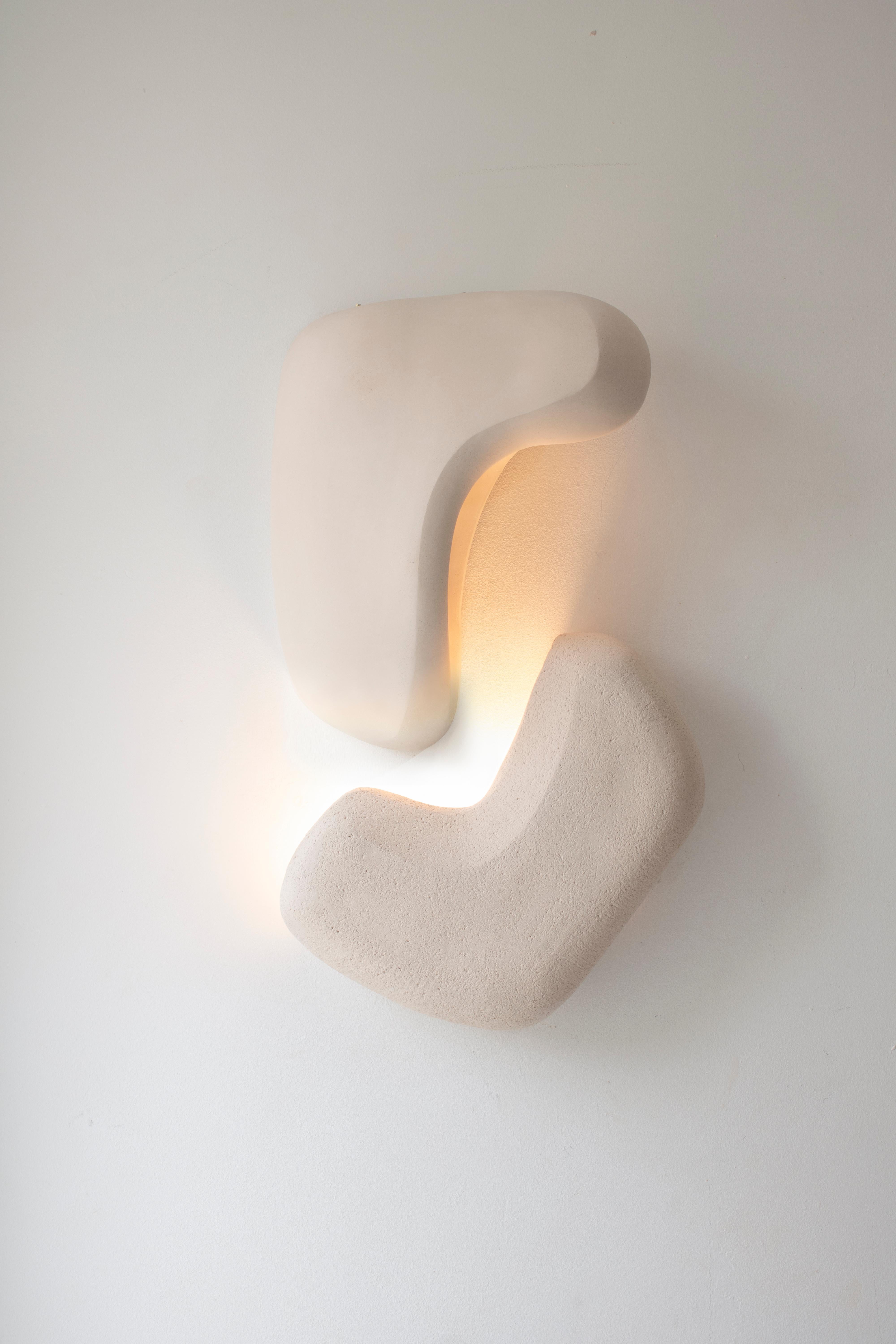 Zeitgenössische Wandleuchte aus Keramik, handgefertigt, skulpturale Leuchte „Form no_007“ von AOAO (Niederländisch) im Angebot