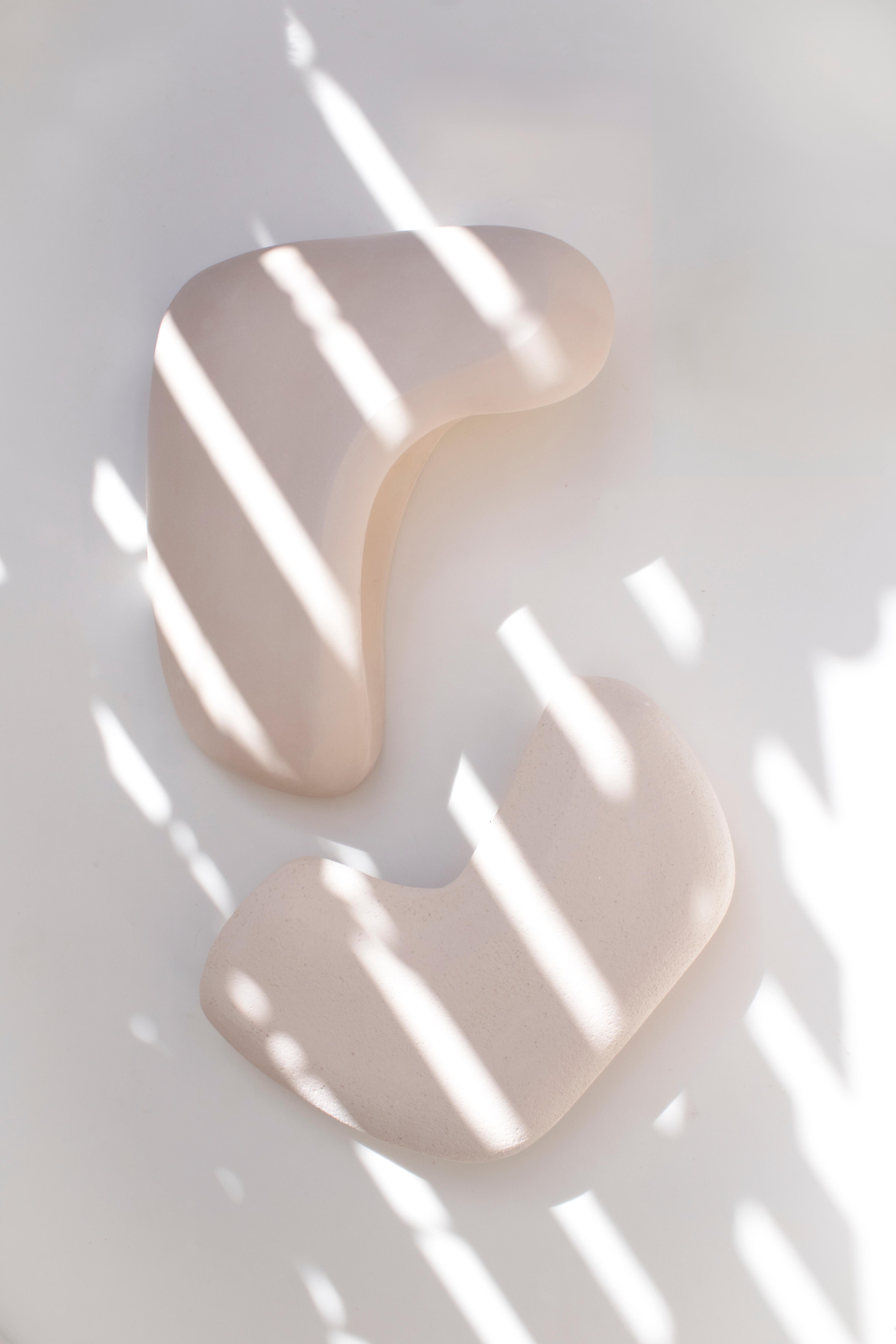 Zeitgenössische Wandleuchte aus Keramik, handgefertigt, skulpturale Leuchte „Form no_007“ von AOAO (Unglasiert) im Angebot