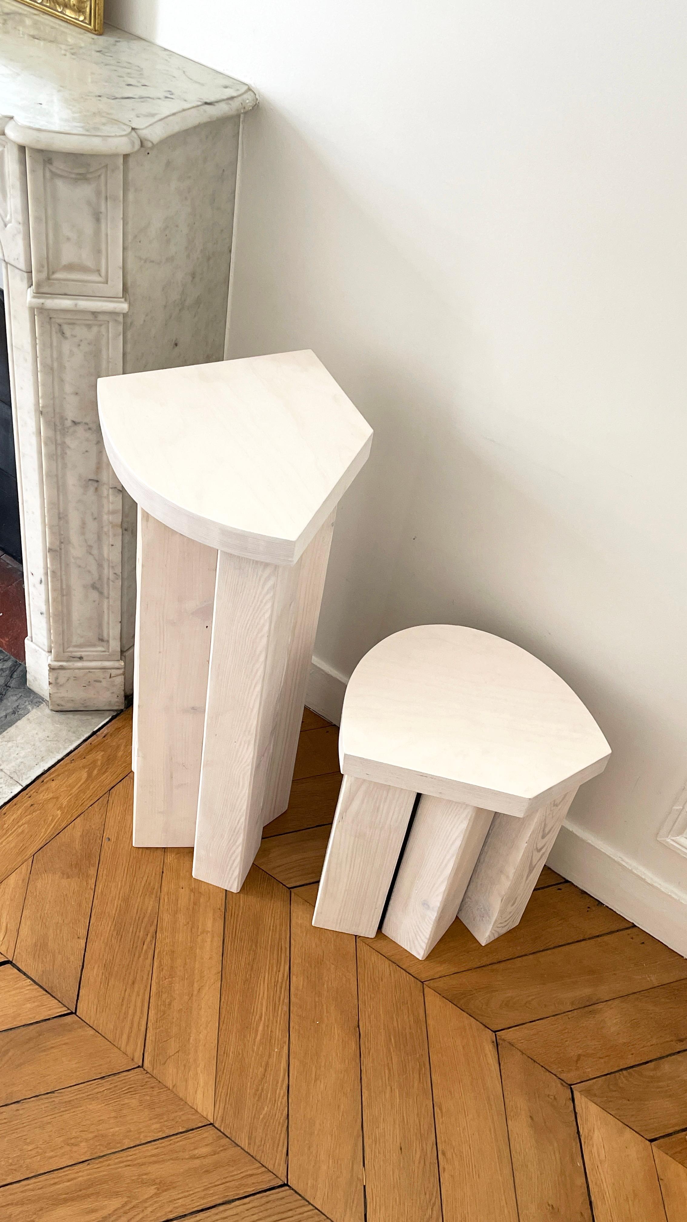 Table d'appoint à tabouret en bois blanc Form par Goons en vente 1