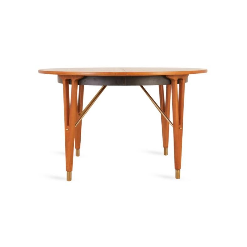 Beautiful quality dining table designed by Torbjørn Afdal and manufactured by Haug Snekkeri, Norway 1950. The table has solid teak legs with a beautiful shape and teak veneer top. The table can be used as round or oval table, easy to extend using