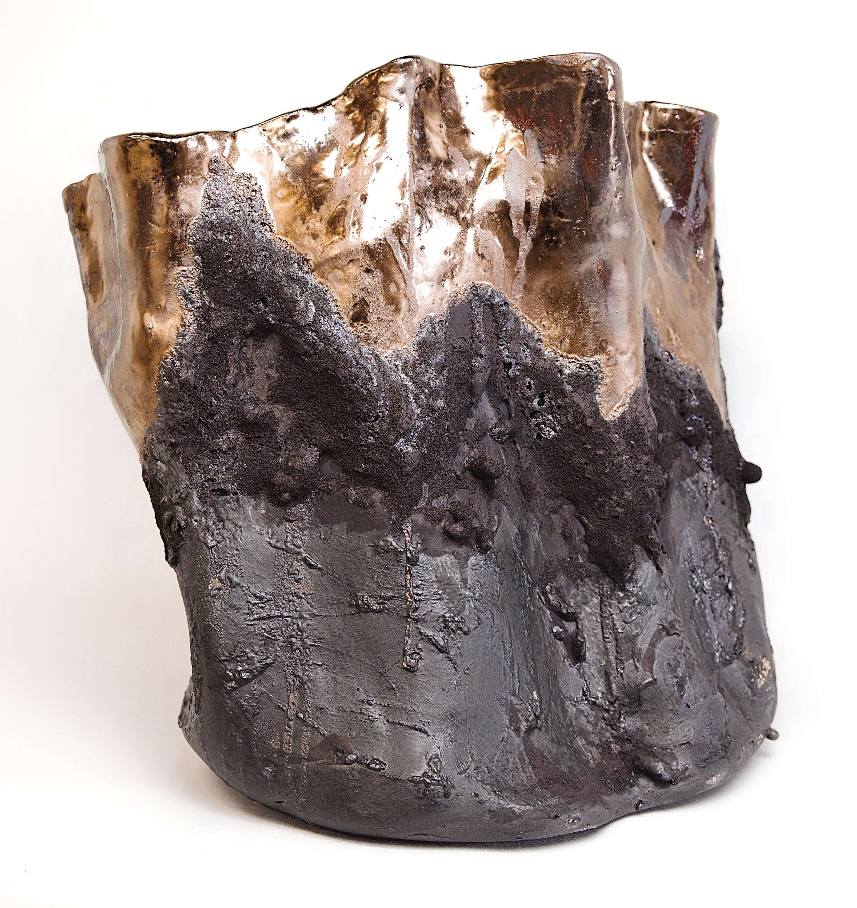 Vaso Forma con texture in lava nera in vendita 2