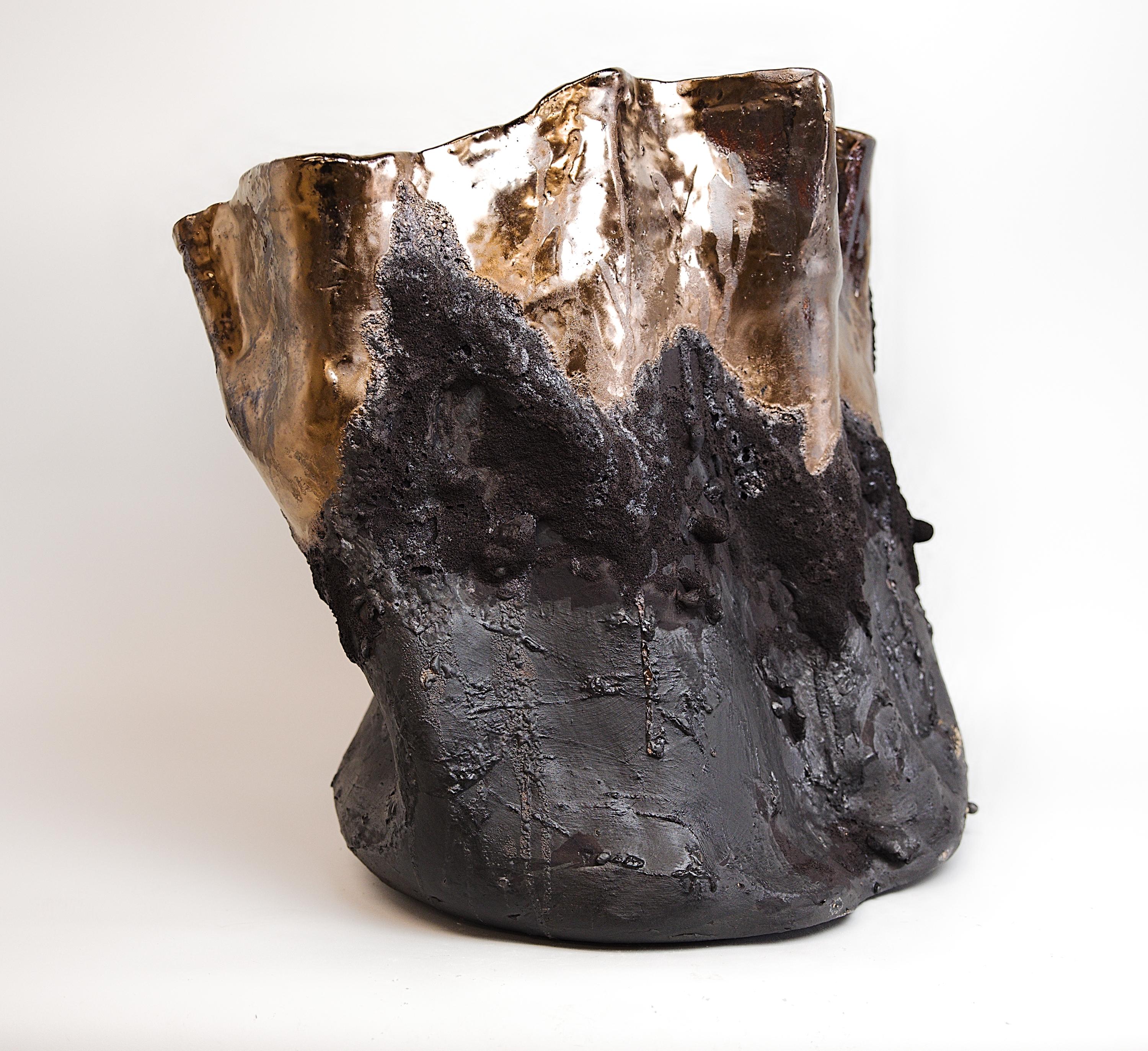 Vaso Forma con texture in lava nera in vendita 3