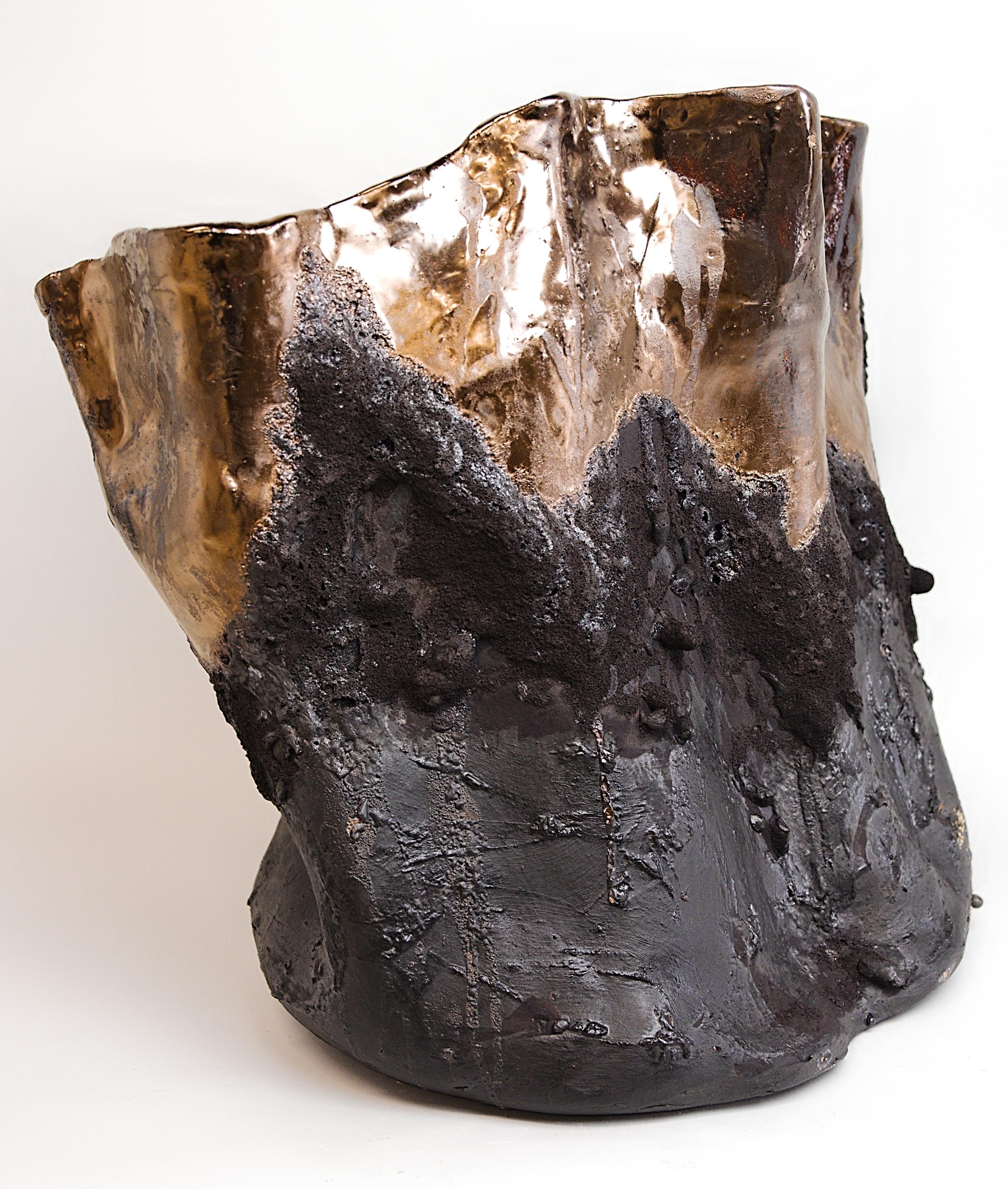 Vaso Forma con texture in lava nera in vendita 4