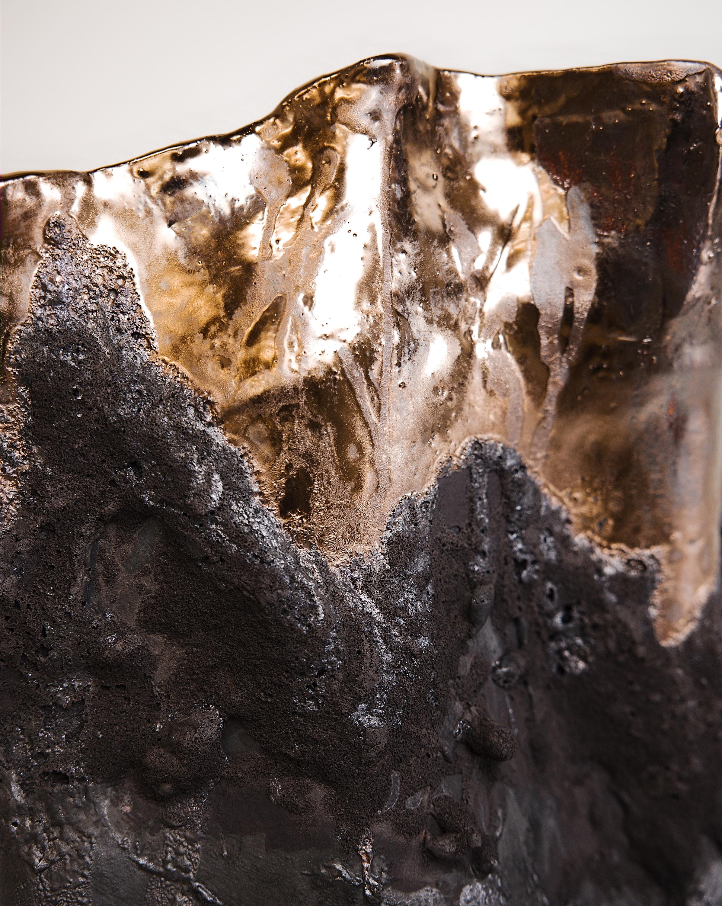 Vaso Forma con texture in lava nera in vendita 5