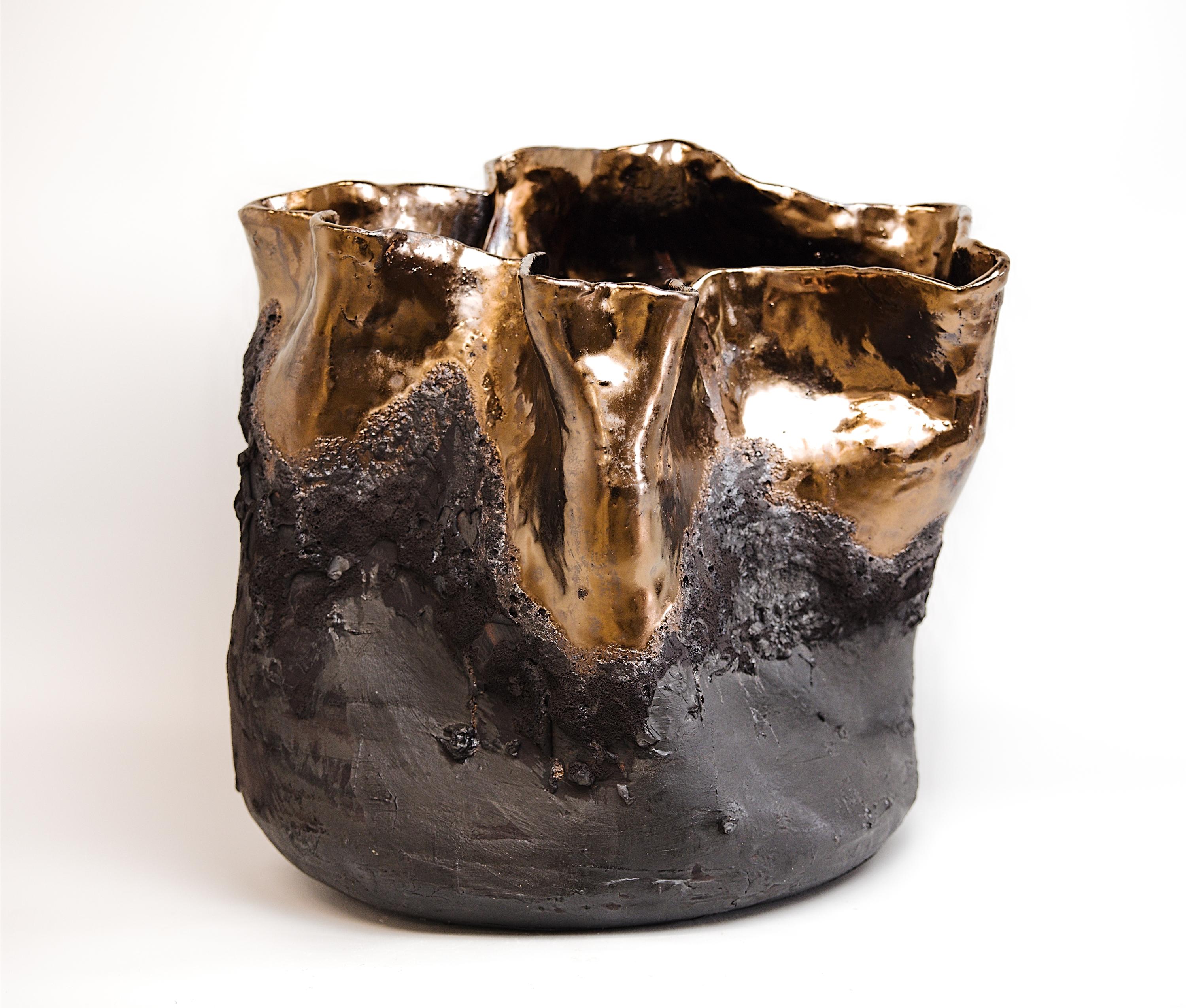 
Eleva il tuo progetto di design d'interni con l'esclusivo FormaVase con texture Black Lava di Studio A. - 

Vaso dalla bocca larga e dalla forma astratta: accentua la sua bellezza naturale riempiendolo con fiori secchi a gambo lungo e piante. Un