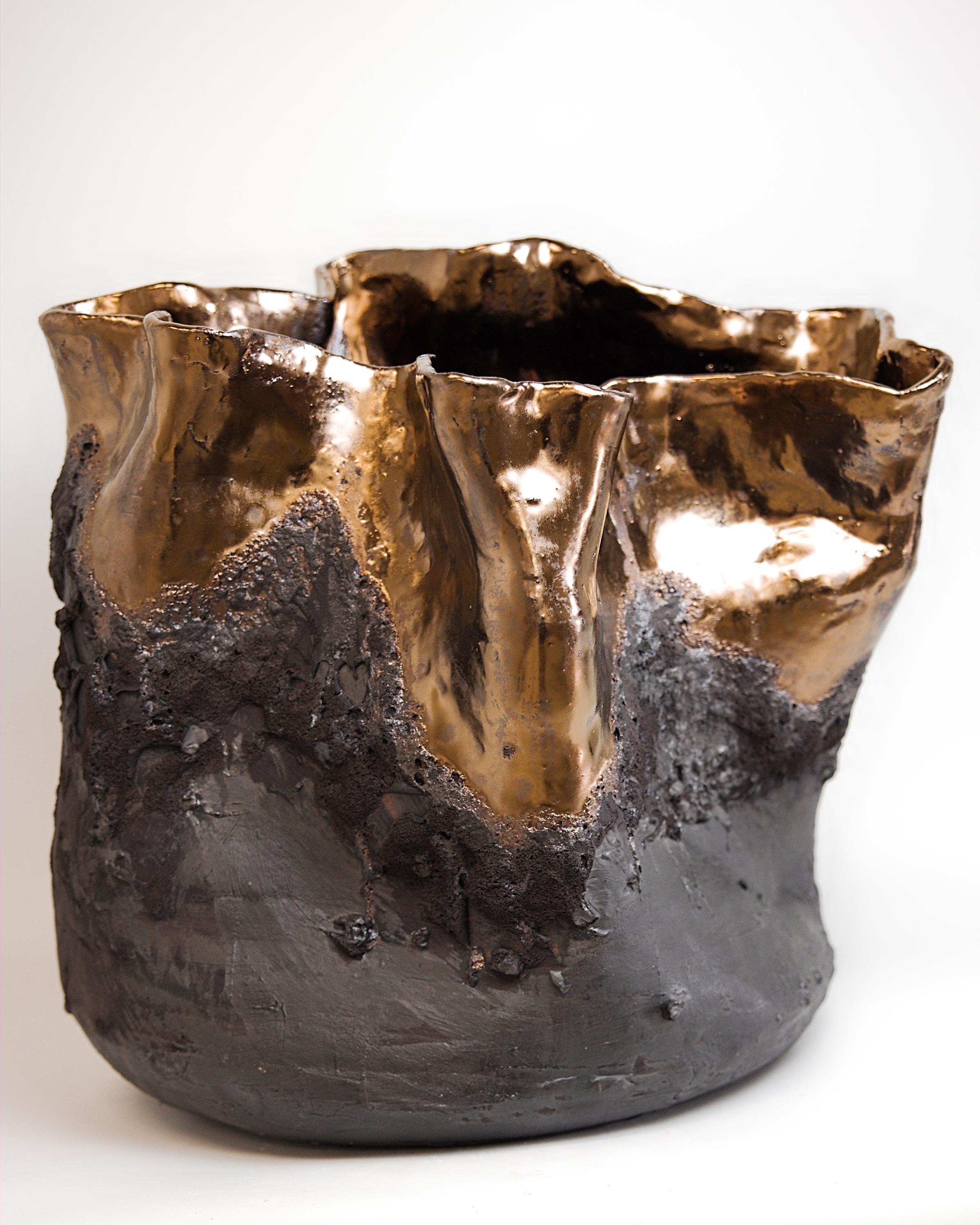 Organico moderno Vaso Forma con texture in lava nera in vendita
