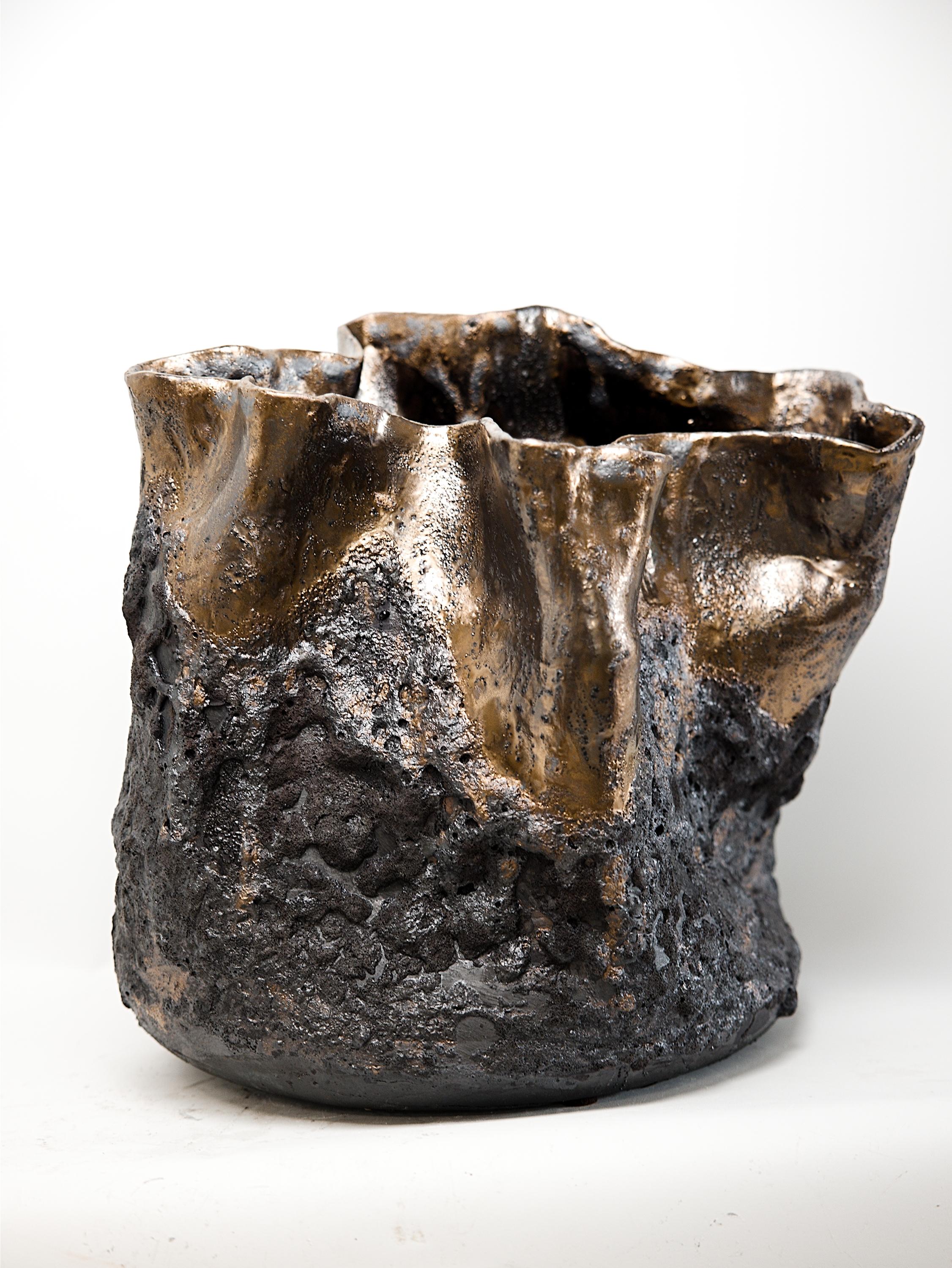 Organique Forma Vaisseau à texture de lave noire en vente