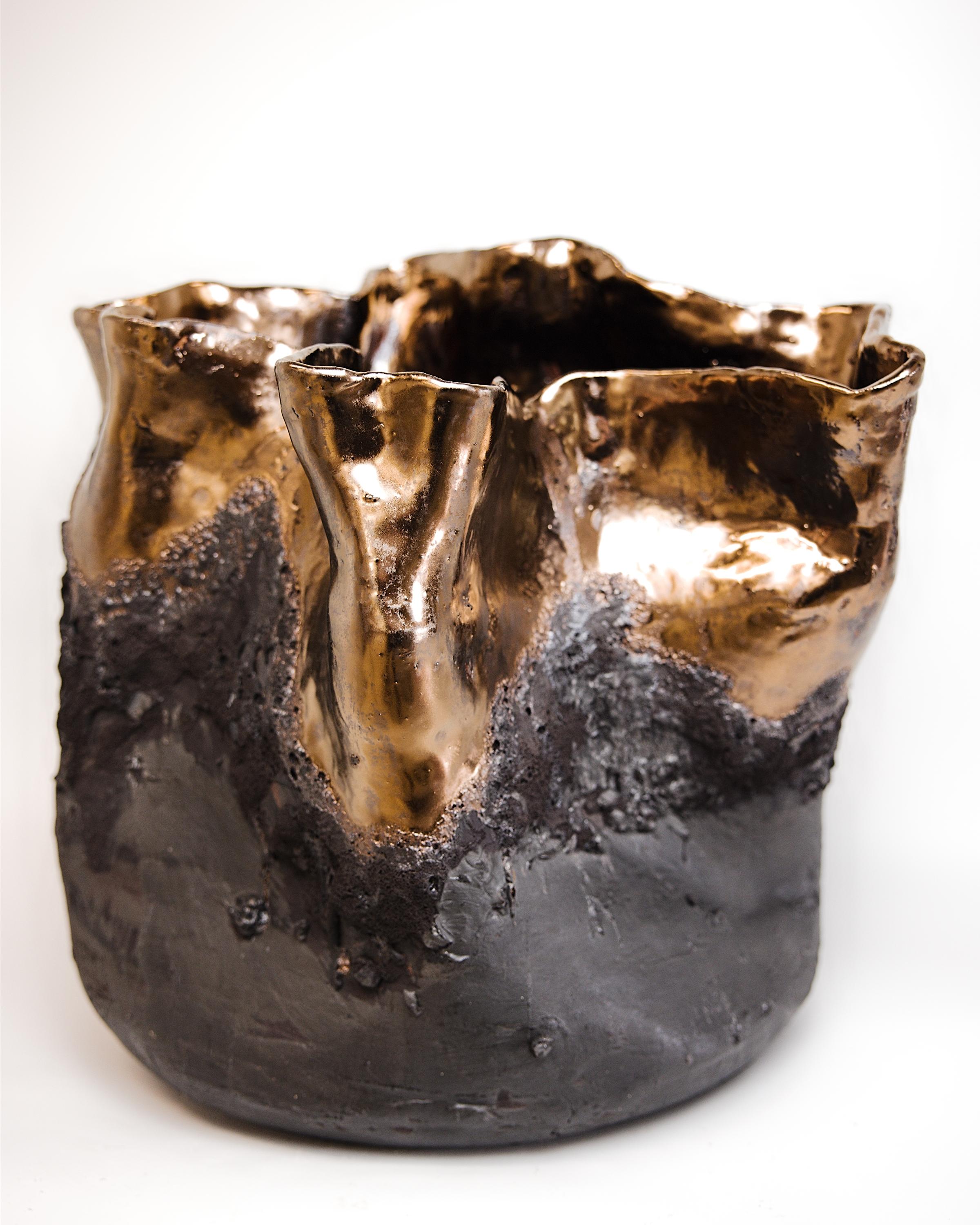Americano Vaso Forma con texture in lava nera in vendita