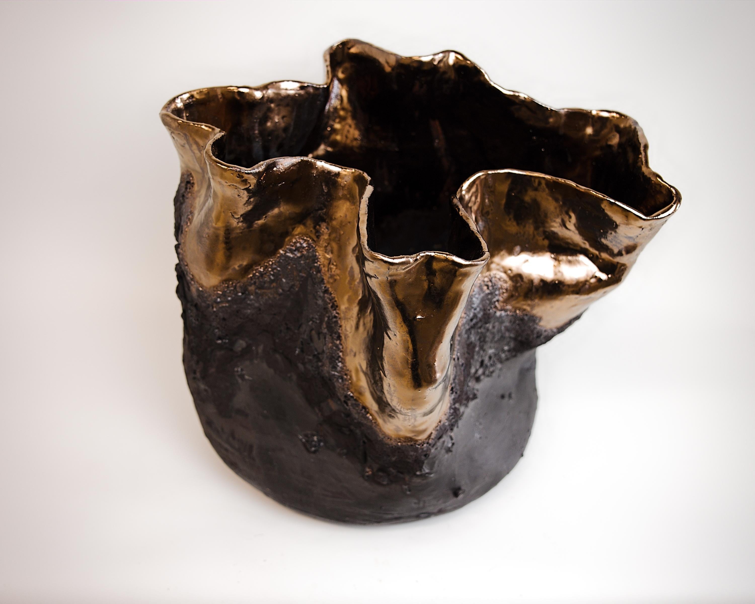 Smaltato Vaso Forma con texture in lava nera in vendita