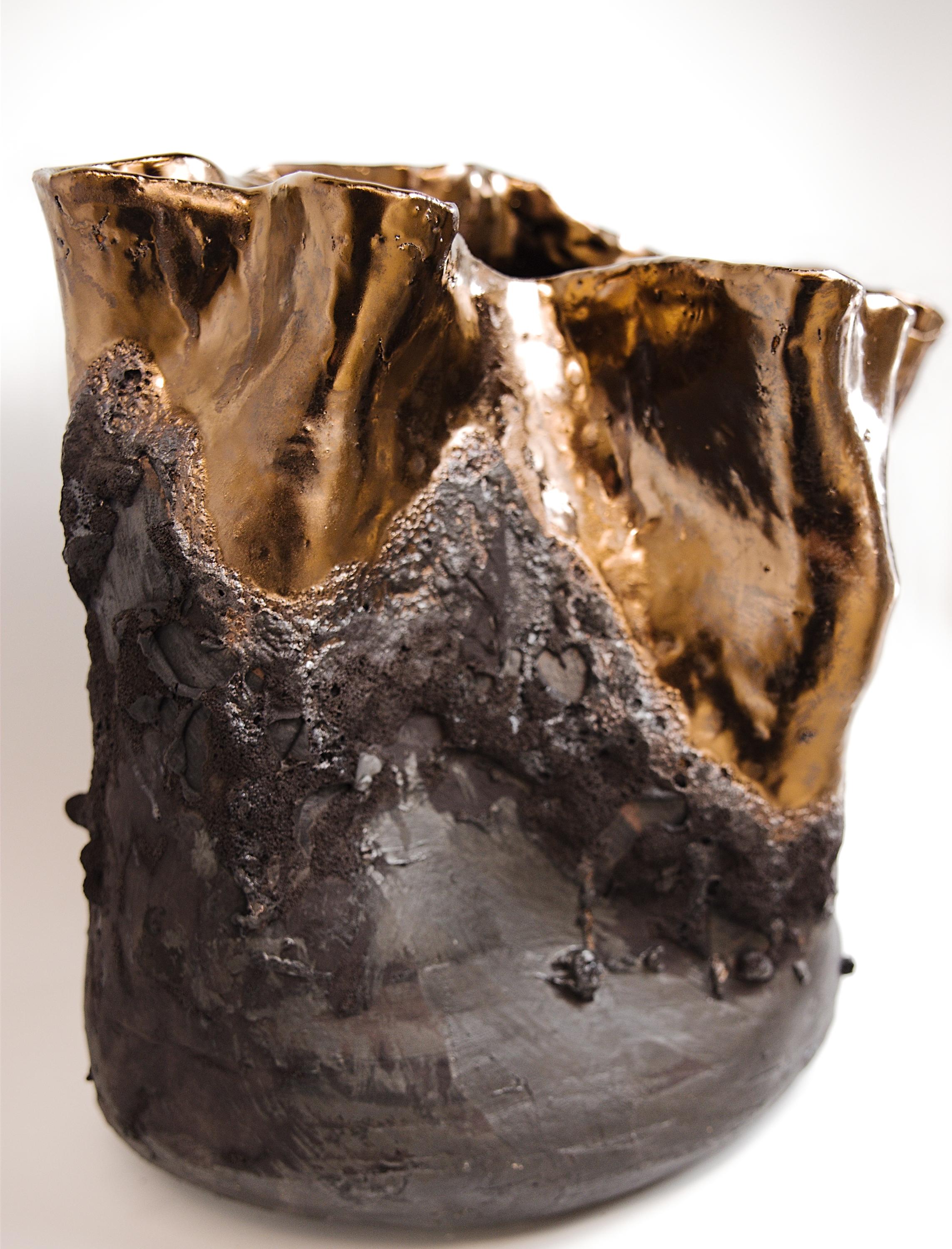 Vaso Forma con texture in lava nera In condizioni Nuovo in vendita a Van Nuys, CA