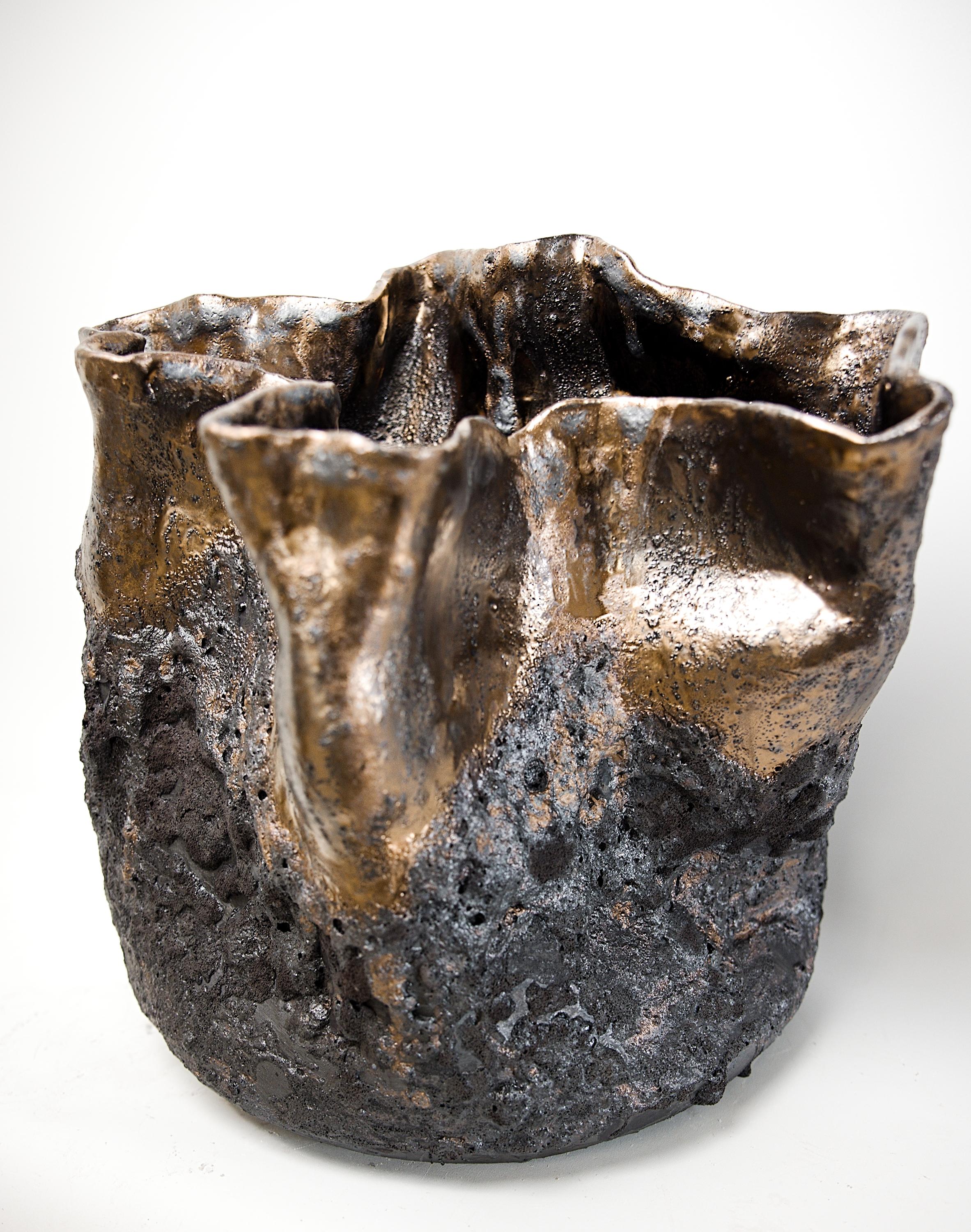 Forma Vaisseau à texture de lave noire Neuf - En vente à Van Nuys, CA