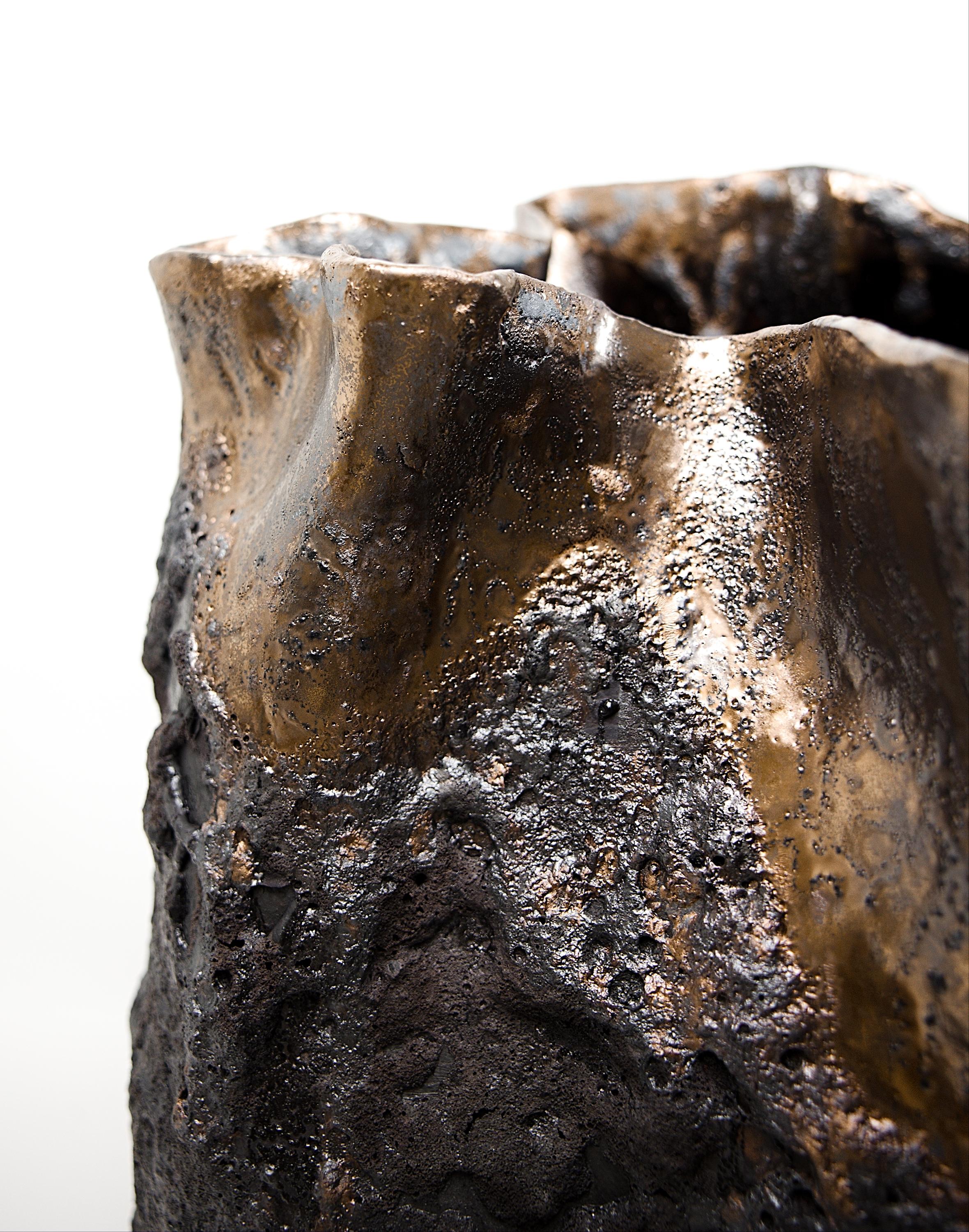 XXIe siècle et contemporain Forma Vaisseau à texture de lave noire en vente