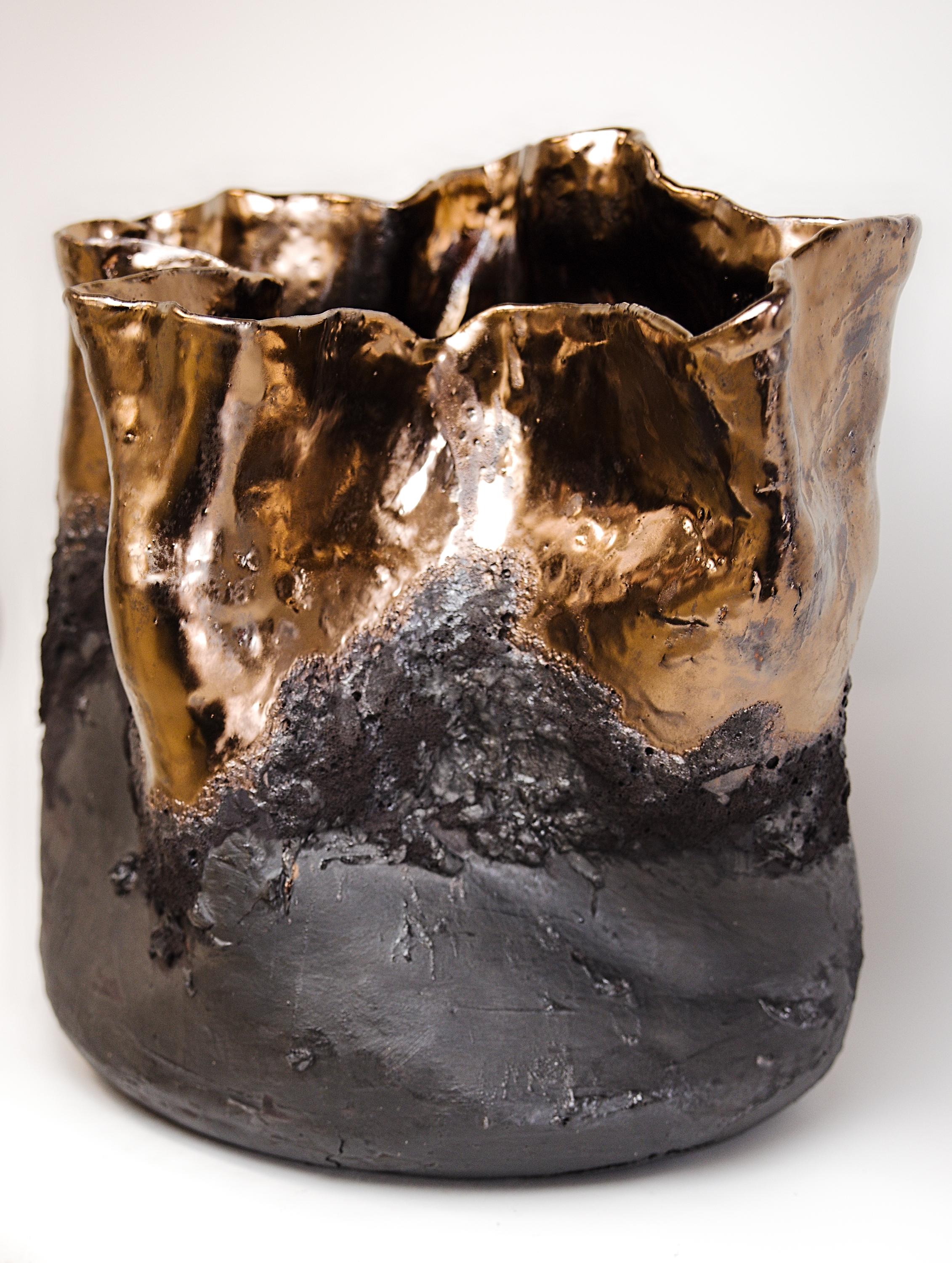 Ceramica Vaso Forma con texture in lava nera in vendita