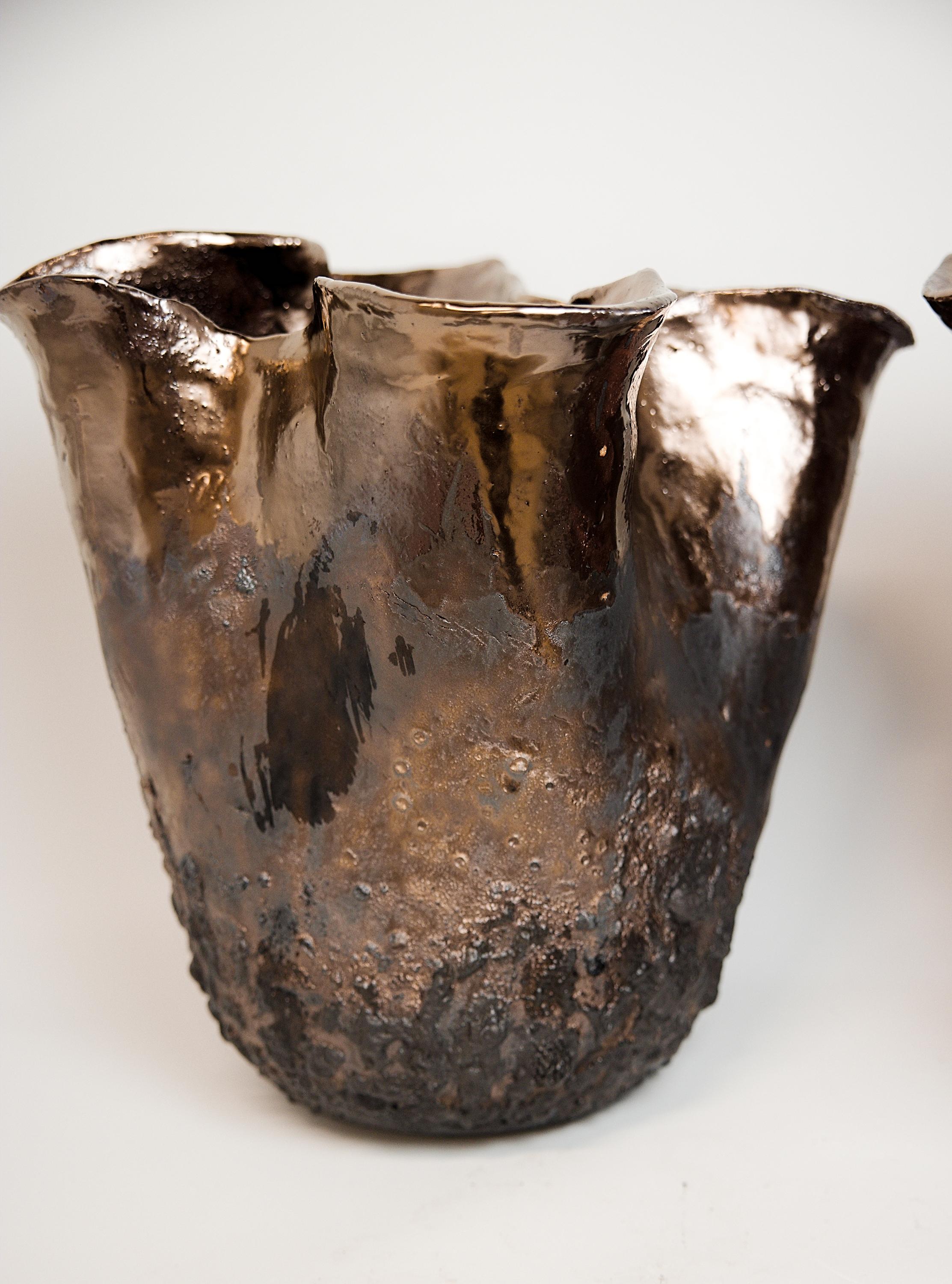  Diese Auflistung ist für eine Vase, ist dies für die Vase auf der linken Seite des Hauptfotos
siehe andere Inserate für zweite Vase 

Werten Sie Ihr Einrichtungsprojekt mit der exklusiven FormaVase mit schwarzer Lavatextur von The Shine Studios auf
