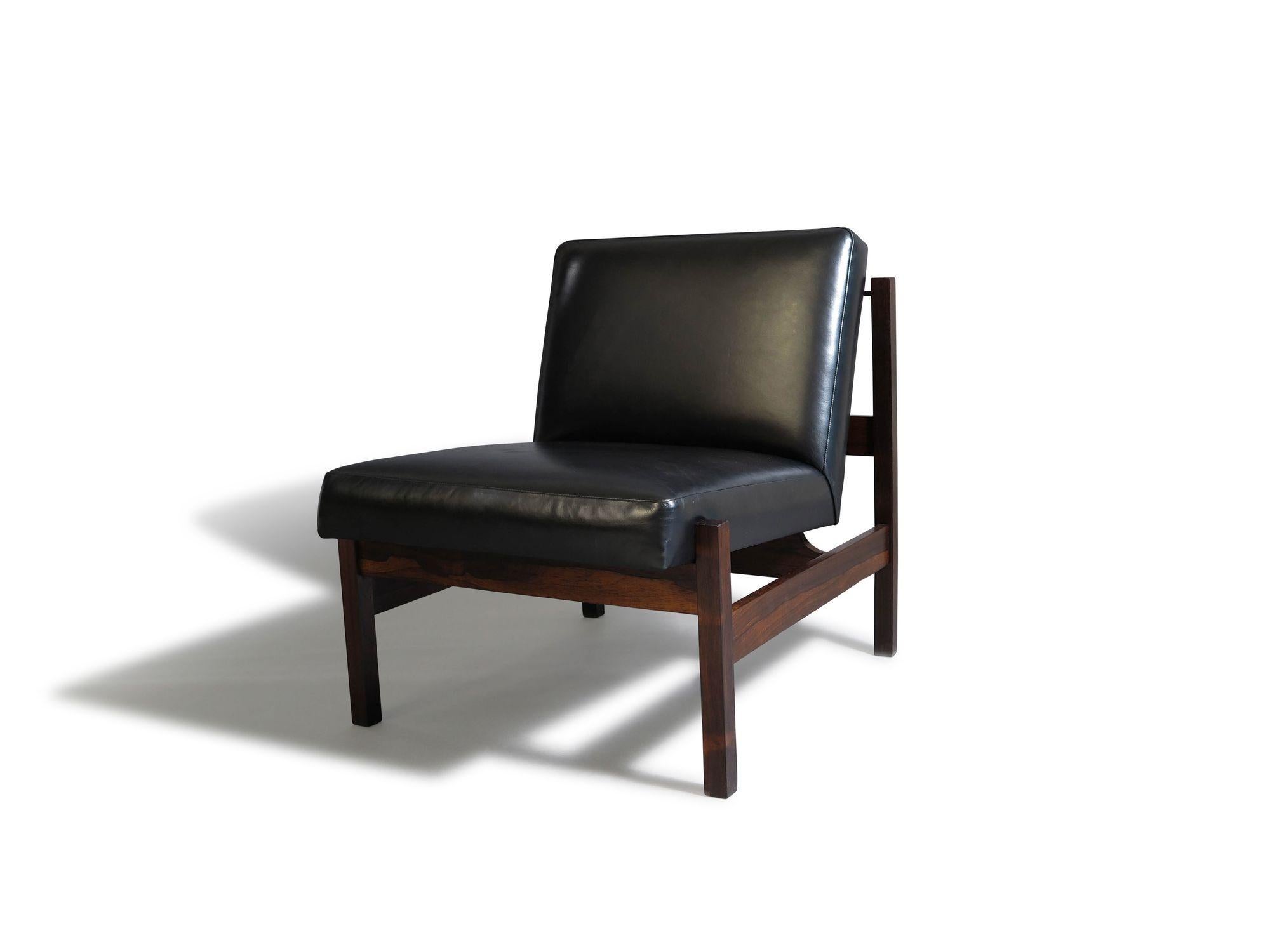Elegant pair of minimal lounge chairs by Forma Brazil, crafted of Brazilian rosewood in new full aniline black leather.

Measurements
W 24.50'' x D 30'' x H 28.25''
Seat Height 16.25''