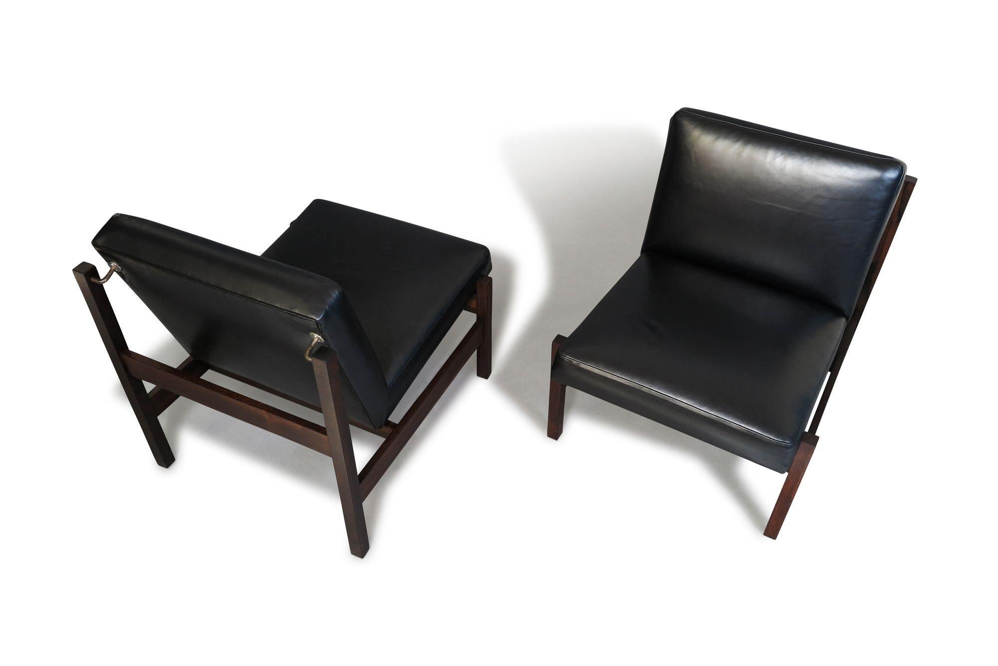 Oiled Forma Brazil Rosewood Lounge Chairs in Black Leather For Sale