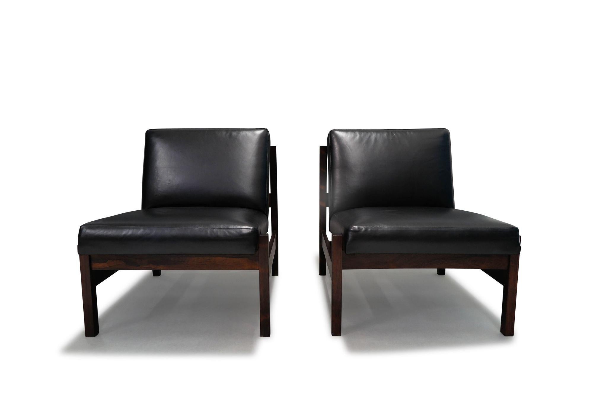 Oiled Forma Brazil Rosewood Lounge Chairs in Black Leather For Sale