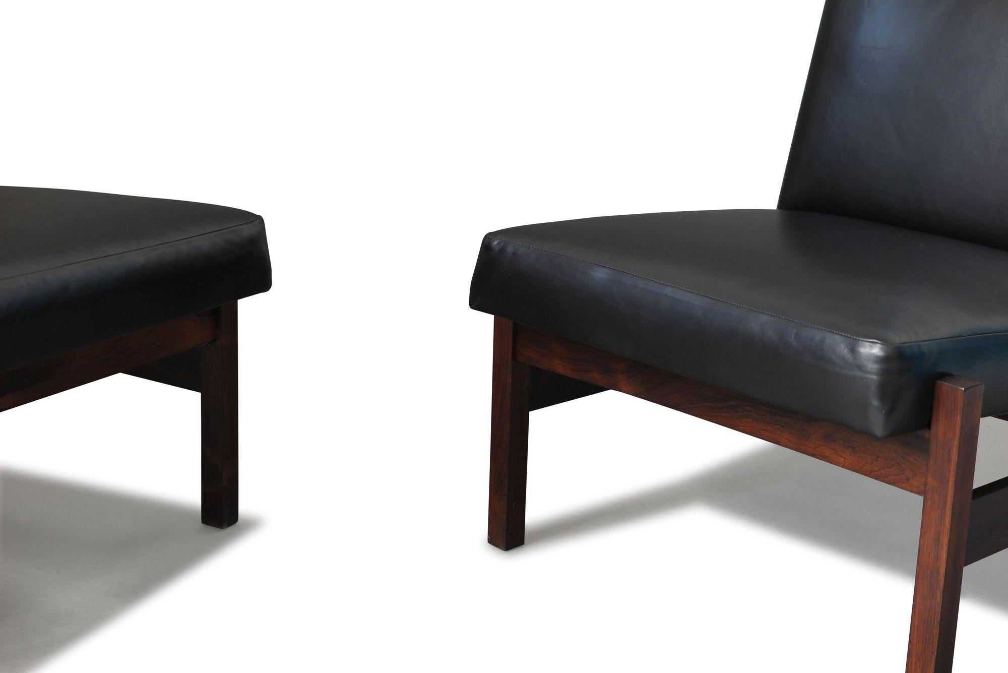 20th Century Forma Brazil Rosewood Lounge Chairs in Black Leather For Sale