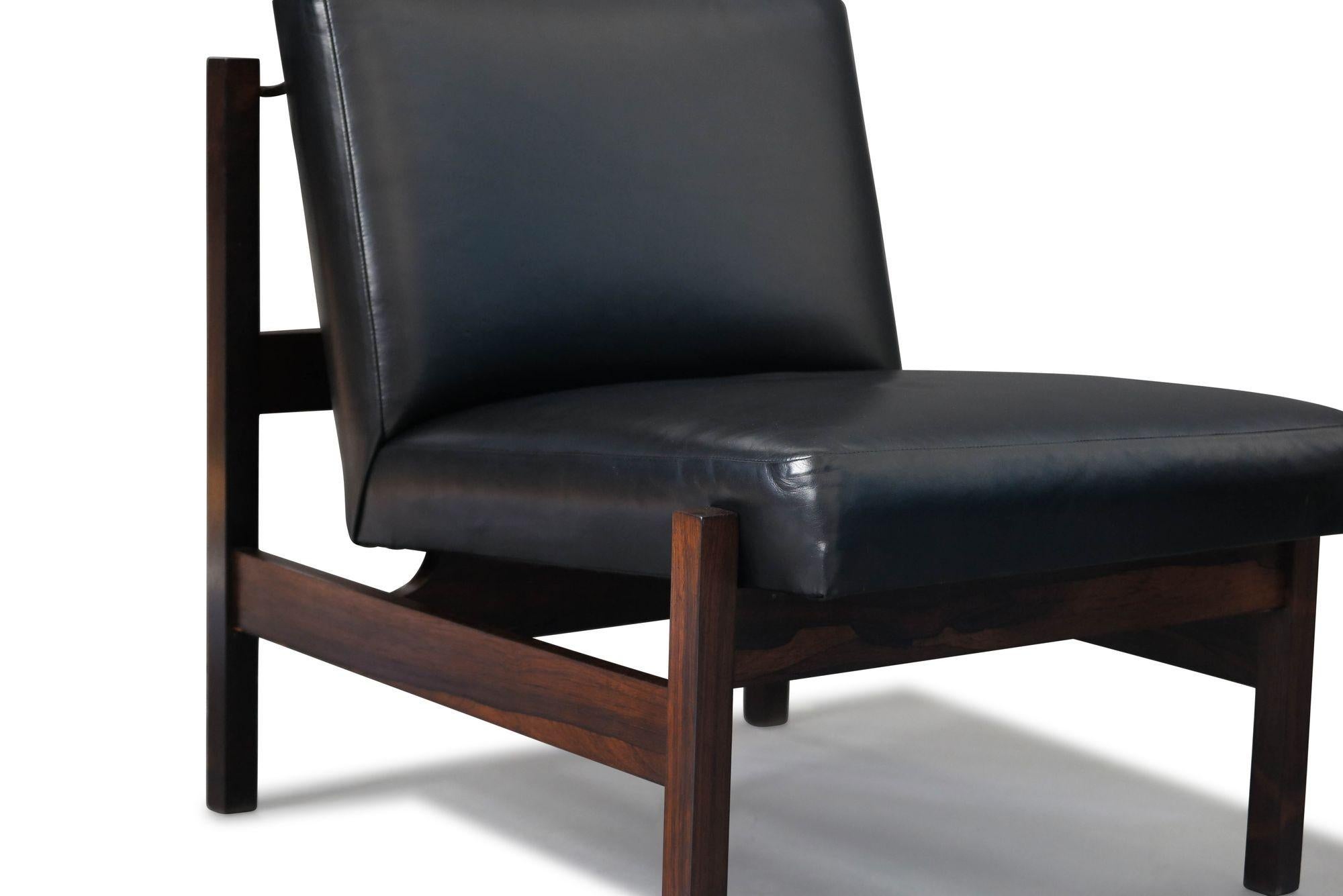 Oiled Forma Brazil Rosewood Lounge Chairs in Black Leather For Sale