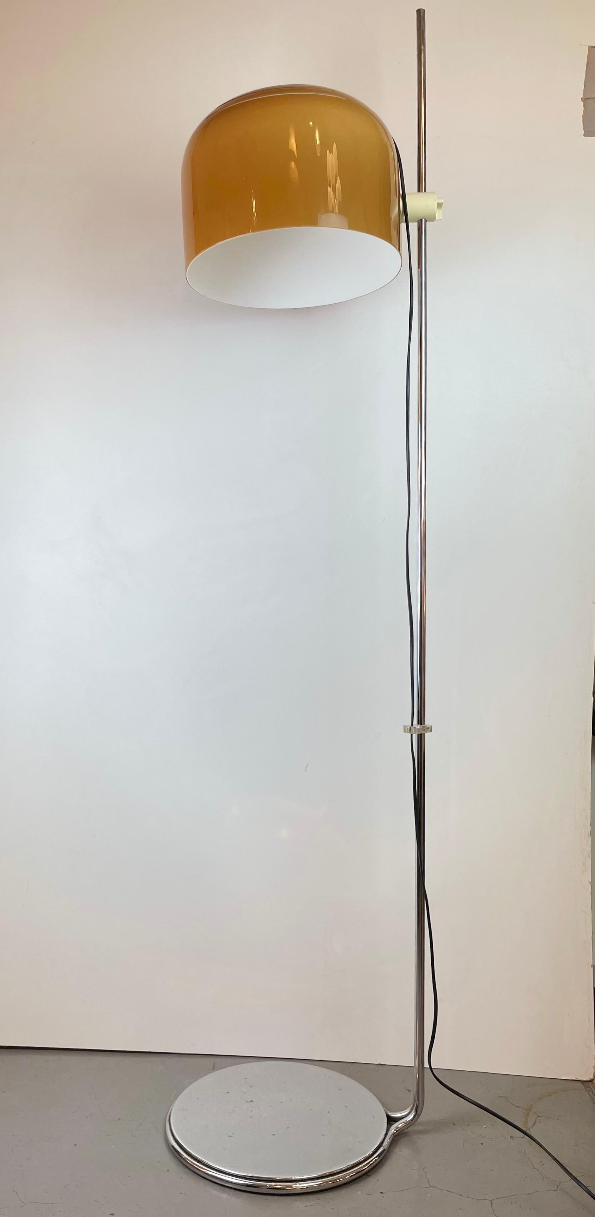 Iconic table lamp made with a chromed aluminium base under an adjustable acrylic brown mushroom lampshade, designed by Luigi Massoni for Harvey Guzzini in the 1960’s.
-
Iconique lampe de table réalisée avec une base en aluminium chromé sous un
