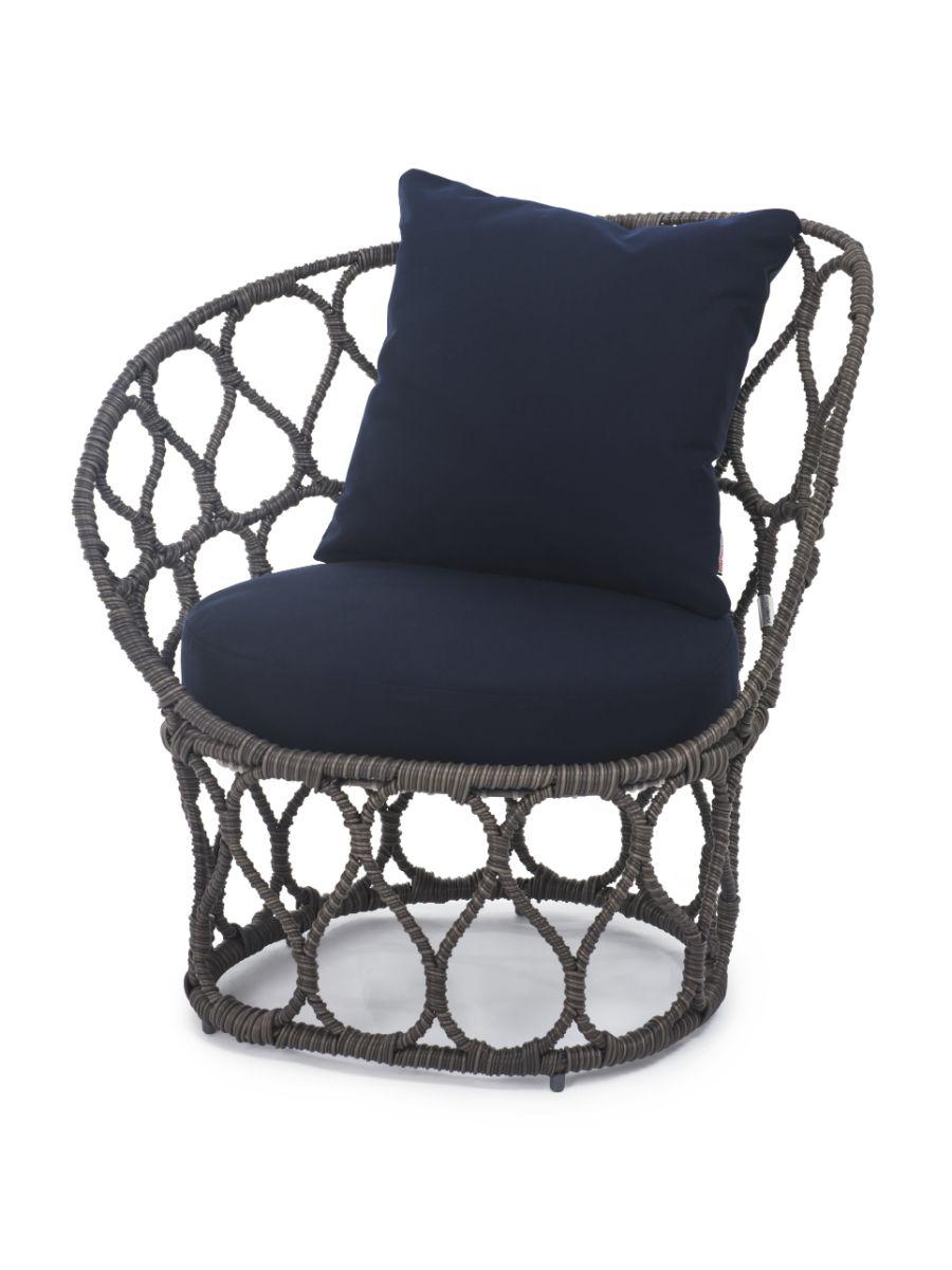 Sillón Forma Petite de Kenneth Cobonpue
Materiales: Polietileno, acero. 
También disponible en derecha o izquierda. 
Dimensiones: 66cm x 84cm x H 82cm.

Una colección contemporánea perfecta tanto para espacios interiores como exteriores, la