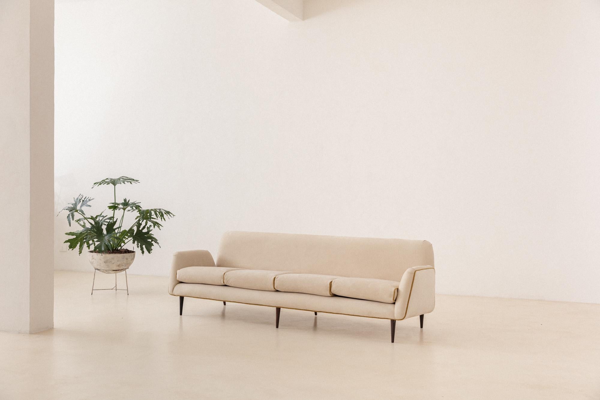Dieses seltene Sofa wurde 1955 entworfen und von Forma hergestellt, einem Unternehmen, das von Carlo Hauner (1927-1996) und Martin Eisler (1913-1977) geleitet wurde. Dieses Stück ist eine Ikone und illustriert neben dem dazugehörigen Sessel einige