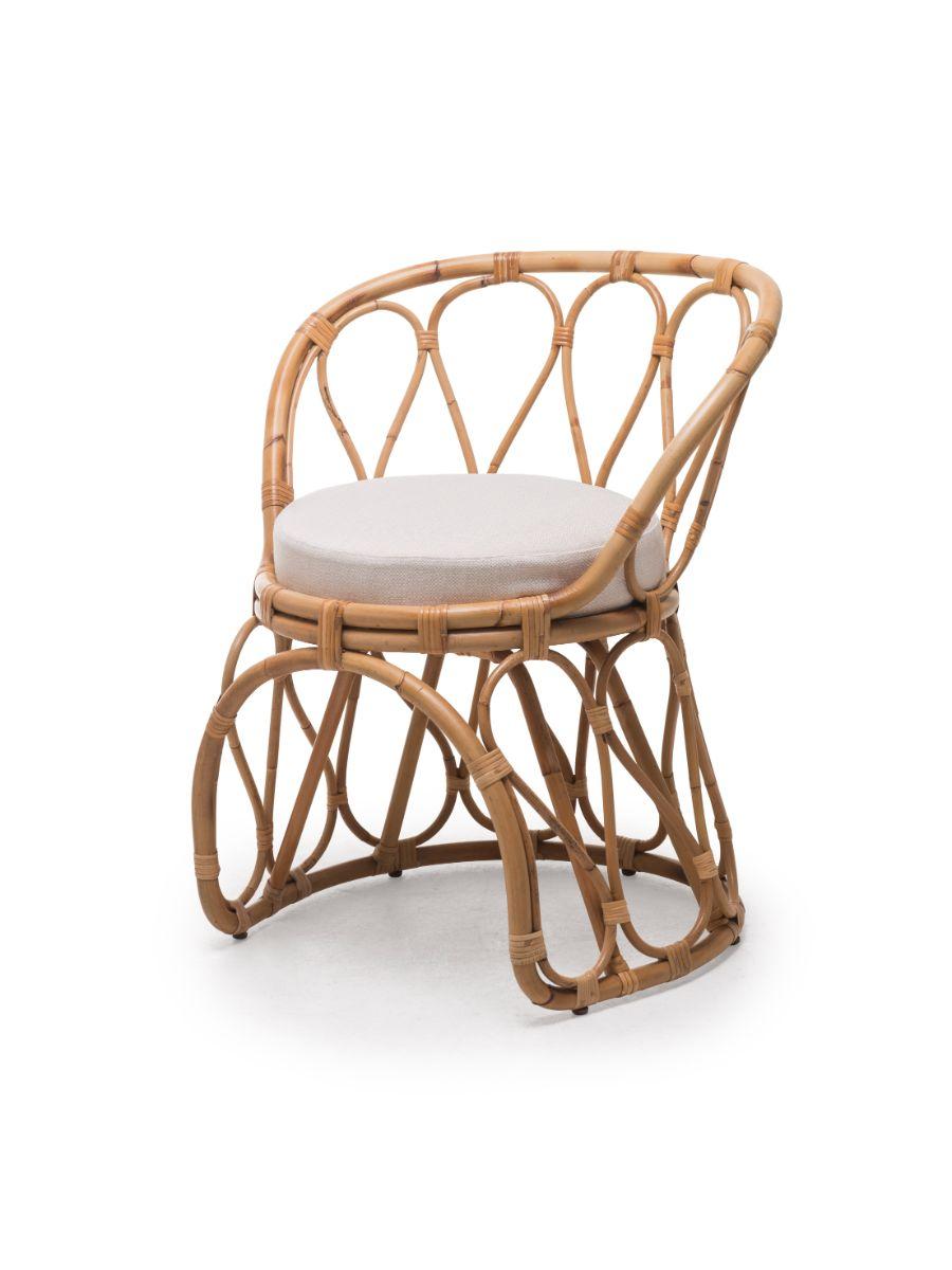 Forma side chair indoor by Kenneth Cobonpue
Materials: Rattan.
Dimensions: 58.5 cm x 66cm x height 78.5cm.

A contemporary collection perfect for both indoor and outdoor spaces, the balanced shape of the armchair and the daybed makes them ideal