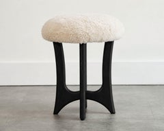 Taburete FORMA en roble «Blackout» y piel de oveja de Stamford Modern